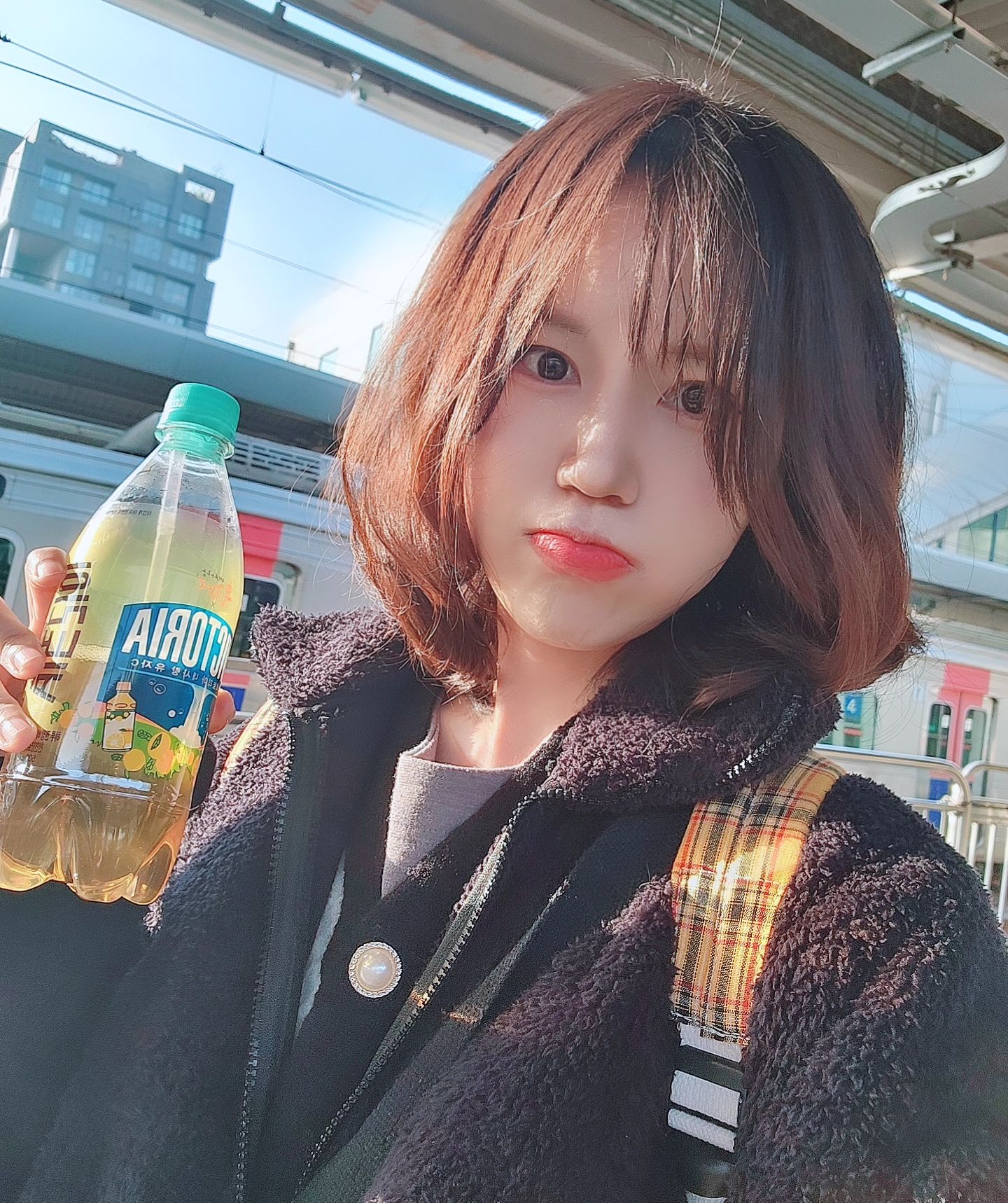 내 친한 지인들중엔 infp혹은 enfj
엠비티아이 nf가 많다

만나면 인생은 뭘까
삶이란...? 삶의 가치 등 
인생 얘기로 하루 종일 얘기함 

ST인 지인들을 만나면 나는
최대한 현실적이고 생산적인 얘기를 하려고 하는편

그나저나 난 또 혼자 생각하다가
이런 피드도 뜬금없이 올리는군

가끔 새벽에 스토리에 그때 감성에 꽂힌거 올린 나를
아침에 이성이 돌아왔을때 보고 
손을 잘라버릴걸 싶음

#인프제