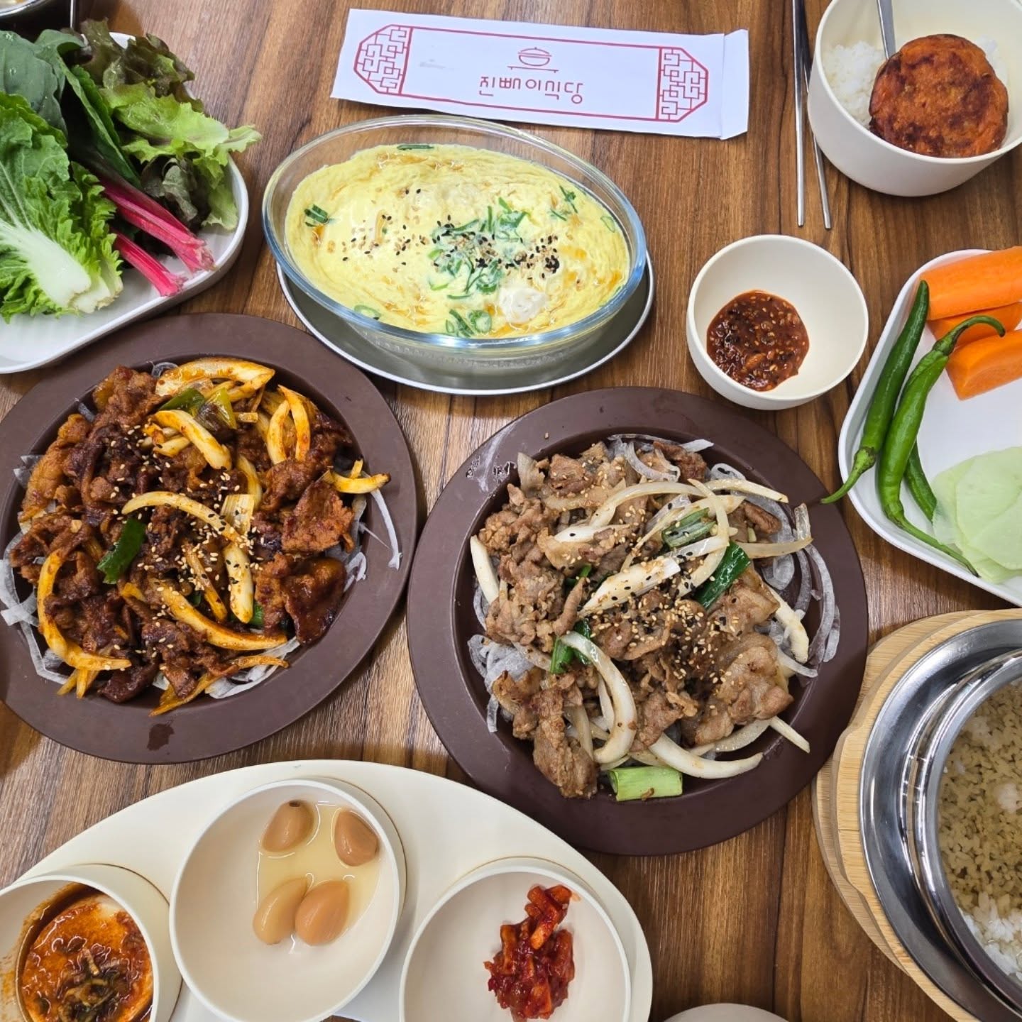 #진빼이식당

김치찌개 or 된잔찌개 선택 후 불고기와 제육볶음 중에 
선택해서 먹기 좋아요. 
쌈채소 셀프코너에서 편하게 먹을수 있고, 
무엇보다 돌솥밥도 너무나 좋았어요. 
한식 좋아하면 원츄!
블고기보다 제육이 더 맛있었네용 ! 
마무리는 누릉지탕에 김치찌개로 ~~ 

#구월동한식
#구월동식당
#구월동김치찌개
#구월동밥집