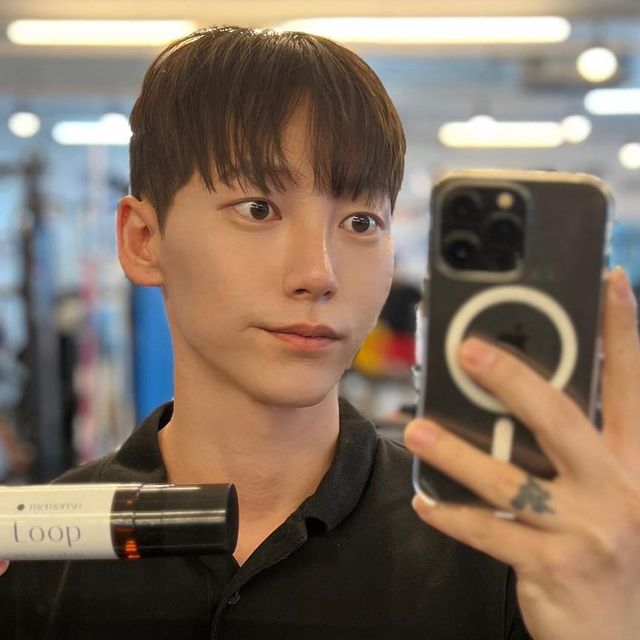 서유백 on Instagram: "#광고 전문 조향사가 사용자 취향에 맞도록 지속적으로 맞춤 제작한 트랜디한 #섬유향수 베르가못, 라벤더, 레드애플, 제라늄, 통카빈, 샌들우드 조합으로 중후하고 강한