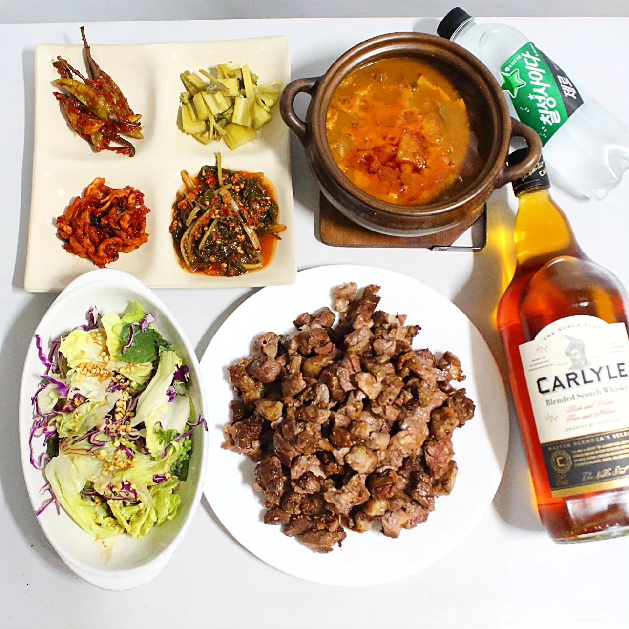 어느 날의 저녁 술상 🥃

#양고기 할인하길래 
저렴하게 가져와 
에어프라이어에 굽굽

내가 좋아하는 가성비위스키
#칼라일 과 함께❤️
.
.
.