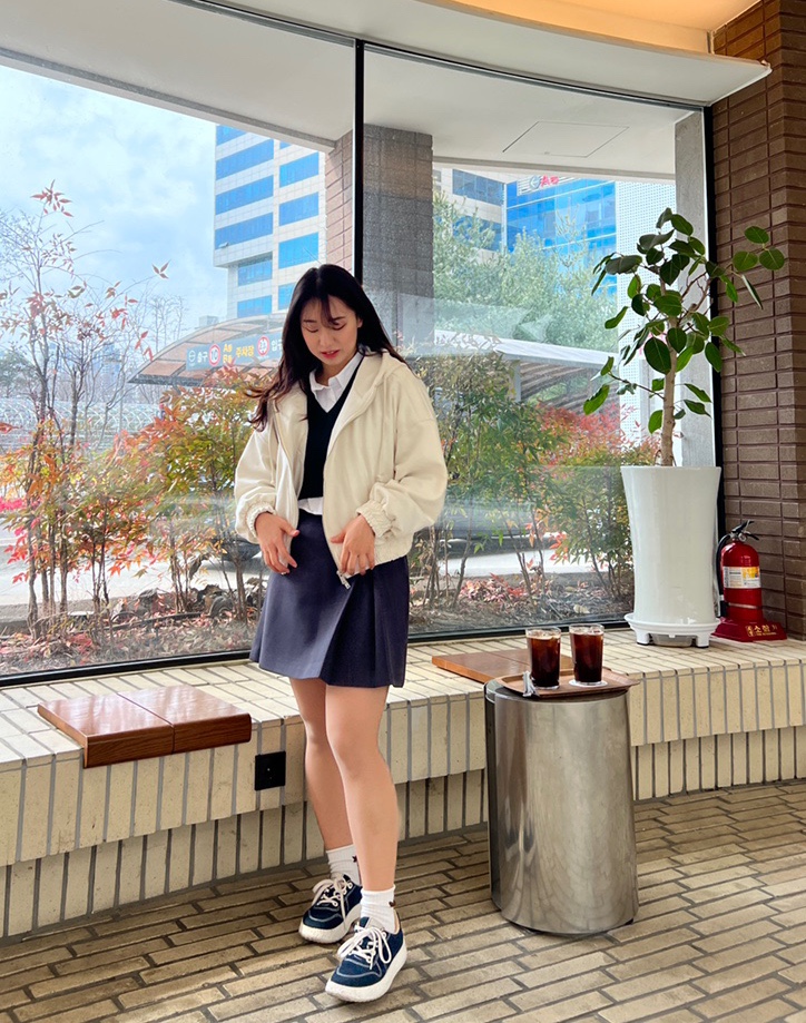 여자 흰자켓 코디 비바브라운 스웨이드 후드집업 자켓