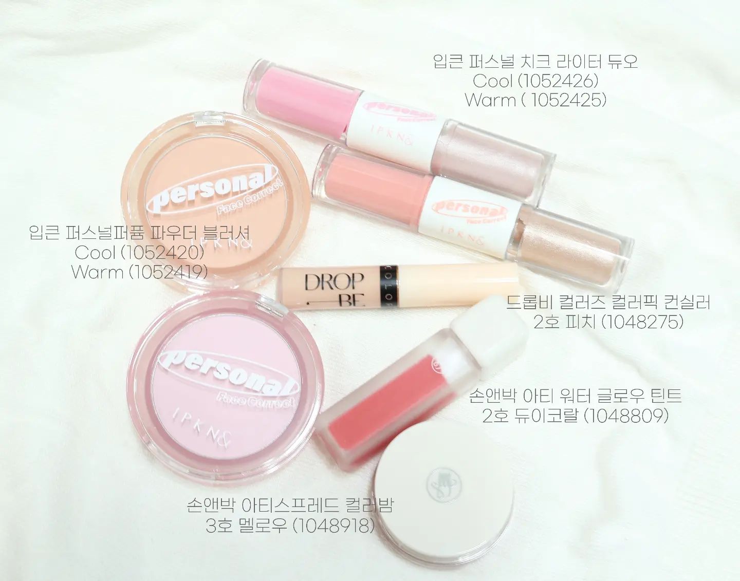 요즘 한핫 #다이소깡 나도 해따,,,,

다이소 화장품들 언제부턴가 아조 핫해서 너무 궁금하지만..! 집에 화장품이 차고 넘쳐서.... 미뤄왔그등요.... 그런데 손앤박 컬러밤이 너무 예쁘기에 못참고 달려갔어요!

빨리 자랑하고싶어서 조명도 없이 호다닥 폰으로 찍어 올리기🙈

저 모든게 다해서 3만원도 안되는거 실화냐구요... 가성비 미쳤어요... 요즘 다이소 열일한다 증말~~!~ 사용후기는 사진 속에 간단하게 남겼습니다!

+) 입큰치크라이터💥💥 약간 쳐박템 될 느낌...? 가성비로 추천하기에도 애매한게... 하이라이터부분은 펴발라보면 생각보단 펄감이 안촌스럽고 꽤 예쁘거든요..? 그런데 어떻게 발라봐도 베이스를 벗겨먹어요... 선크림만 바른 쌩얼에 얹으면 벗겨질게 없어서 촤르르 예뻐버리는데 아니 선크림만 바르는날 누구한테 잘보이자고 하이라이터 얹고있어...?

그리고 치크부분은 뽀용베이스로 쓰기엔 발색이 너무 약해서 좀 애매~한 느낌...? 발색이 약하니 초보자들에게 좋겠다..? 그것도 아닌게 팁으로 바로 얹으면 벗겨져서 손등에 덜고 퍼프로 발라야하는데 그 귀찮음을 감수할만큼의 독보적 예쁨이냐? 그것도 또 아님... 아무튼 전체적으로 애매~~~합니다... 막상 펴발라보면 하이라이터 진짜 꽤예쁜데 쓸모가 없어서 이를 어쩐다......

#다이소화장품 #다이소메이크업 #손앤박다이소 #다이소손앤박 #입큰다이소 #다이소입큰 #퍼스널치크라이터듀오 #퍼스널퍼퓸파우더블러셔 #드롭비컬러즈컬러픽컨실러 #컬러즈컬러픽컨실러 #아티스프레드컬러밤 #아티워터글로우틴트 #손앤박컬러밤 #손앤박틴트#다이소추천 #다이소꿀템 #다이소몰