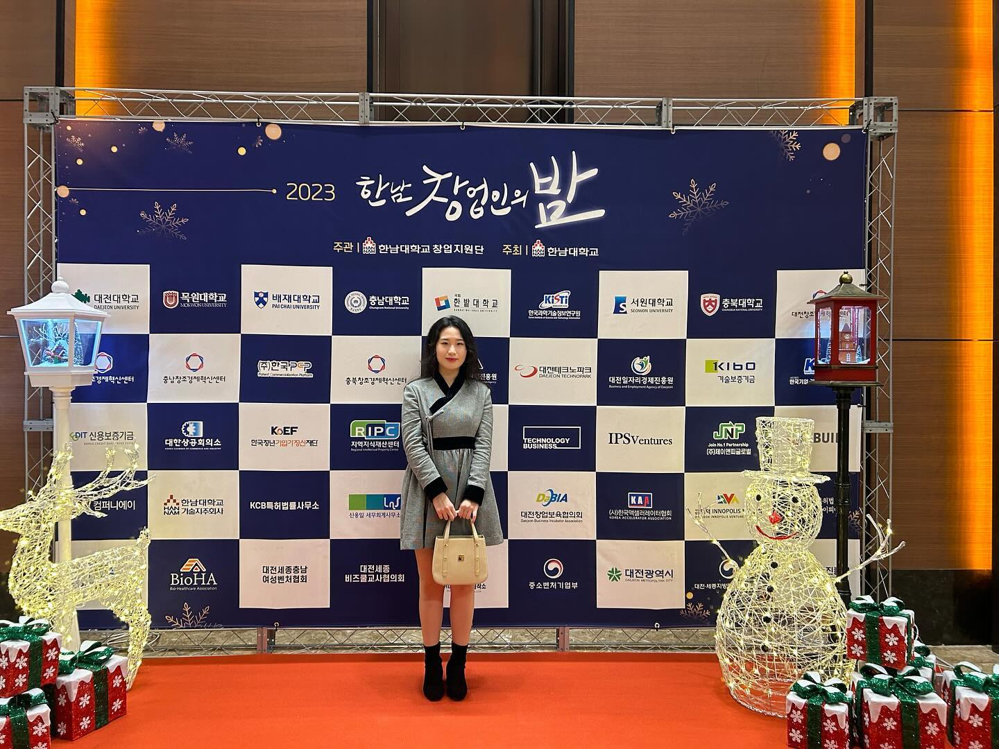 호텔 ICC에서 진행한 창업인의 밤 행사에 초대받아 다녀왔어요!

학업 병행은 그렇다 쳐도 어차피 내년에 유학 갈 건데 이걸 지금 하는게 맞나 싶기도 하고.. 브랜드 정체성도 흔들리는 것 같고 이래저래 고민이 많았지만,
눈코 뜰 새 없이 바빴어도 그만큼 배우고 성장한 기분!!

어제 스토리 답장으로 엄청난 응원,축하를 받으니까 역시나 하길 잘 했다는 생각이 들어요🥹

그렇게 오늘도 우리 학교 오길 잘 했다는 생각.. 창업 지원 너무너무 감사하다🫶

내 3번째 창업 아이템이자, 마지막 창업 도전이 될 누비! 유학가서 더 많이 배우고 보완해서 다시 세상에 내보내야지!! 

#학생창업 #모던한복