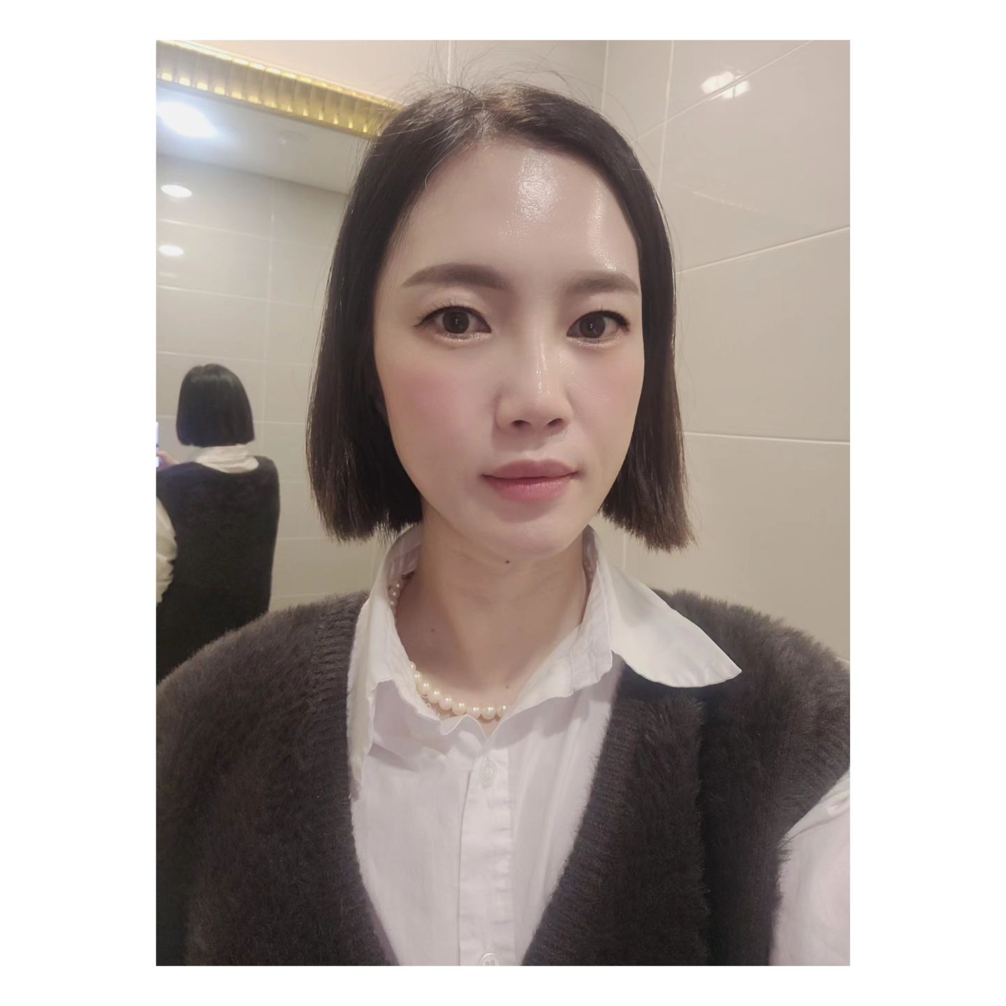 🫶 비오는 월요일
오늘 하루는 쉬어갈께요^^

주말동안에 너무 많은 분들이 축하해주셔서
저 솔직히 #감동 에😭😭😭
눈물 쬐금 흘렸어요~~

저 완전 대문자F라 감정을 속일수가 없어서 🤣

갑자기 문득~
예전 생각이 나네요🤔

나이 먹고 대학교 간다했을때
주위에서 이미 경력도 있고 일하는데 지장이 없는데
뭣하러 학교가냐고~~
대학교수들이 너보다 어리거나 비슷한 연령대인데
배우고 싶냐고~~
하시는 분들이 많았어요~~ㅜㅜ

나이는 중요하지 않았고
배움에 있어 부끄러워 하지않고
열정만 있으면 되었고

내가 아는것에 새로운것의 배움이 너무 간절했기에
고민하고 있을때

남편은 많이 도와줄테니 해보고 싶으면
해보라고 응원을 해주며 대학등록금까지
내주었죠~~^^

남편의 한마디가 너무나 고맙고 감사해서
어쩌면 더 열심히 한거 일수도~~ㅋ

그래서 지금 여기까지 온 거 같애요^^

💝축하해 주셔서 정말 다시 한번 감사드리고
더~더!!! 의지가 강해졌었요~^^
저에게 진짜 여러분들의 한마디가 
큰 힘이 되었구요✌️
열심히 공부해서 지금보다 더 성장하도록 노력할께요

공부와 일 내년에는 #업그레이드 하는걸로~^^

#메이크업우쌤
#배움의열정
#성장하자
#나의인친님들
#감사합니다