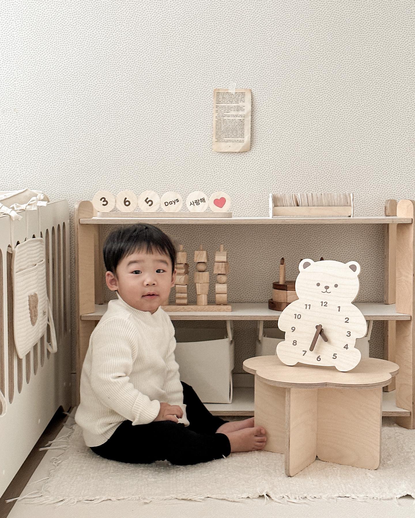 지난주 감기라 내내 빠지다 오늘은 등원 완료!
오늘은 오후에도 자부타임이라 
여유가 좀 있을 듯 해요🫢ㅎㅎ

귀여운 곰돌이 시계가 맘에 드는 호야
숫자도 배우고 시간 개념도 익혀요 :)
위험하지 않고 디자인도 아이방에 찰떡이라
아이방 시계로 추천드려요🧸

행복한 한주 되세요🌼

#뚜뚜아트 #원목시계 #아기방꾸미기 #아기방시계 #곰돌이시계 #아기가사는집 #교구장 #교구장정리 #집꾸미기 #육아일상 #오하우스 #오하우스시즌10