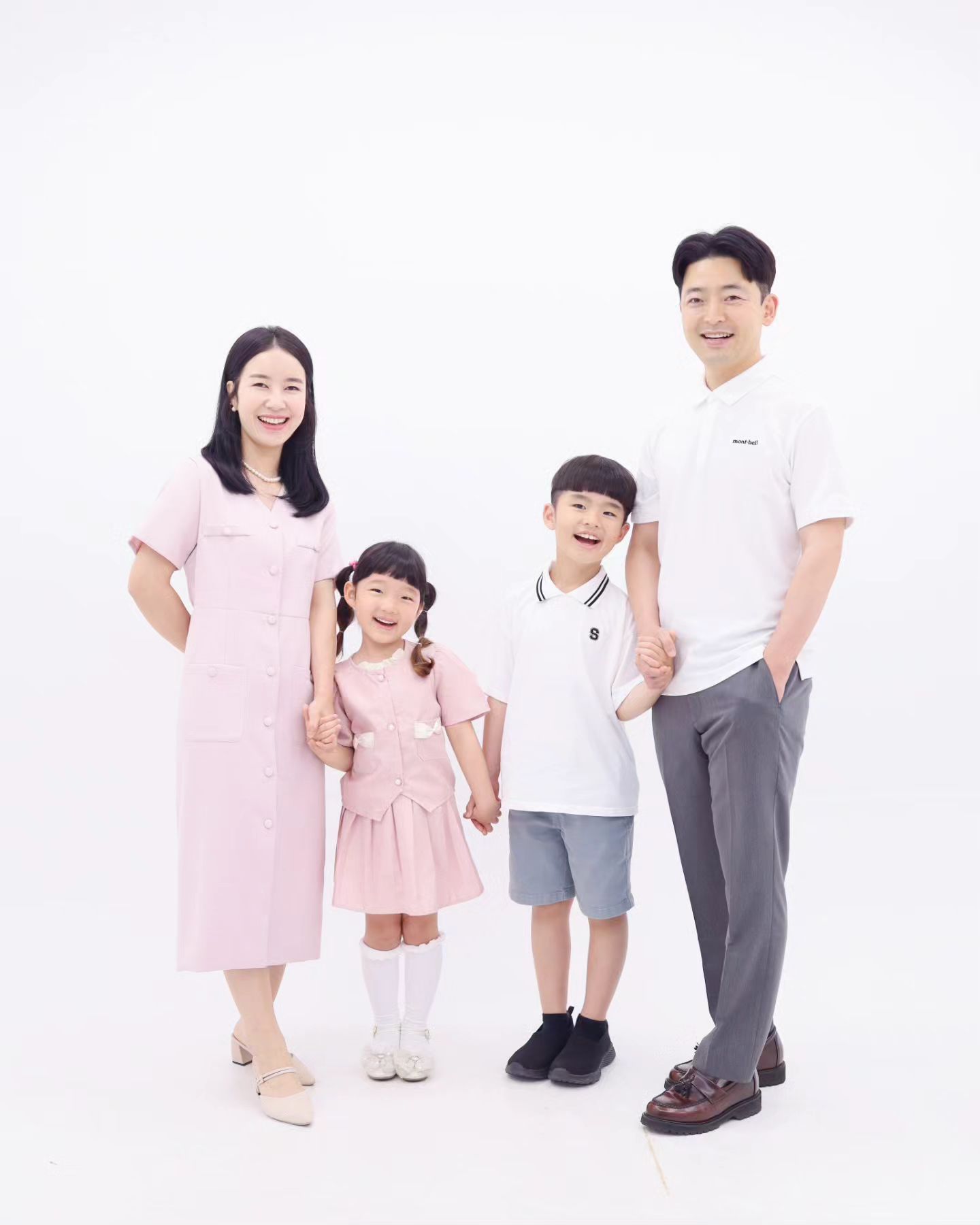 결혼9주년기념 가족사진⚘️

매년 찍어나가는 가족사진이 벌써 8장이나 모였네😊
어디서 어떤옷을 맞춰입고 찍을까 고민할 때는
어렵고 사실 조금 귀찮기도 하지만..

요래 찍어놓고 한번씩 꺼내볼때면
아이들이 부쩍 커있는 모습과
조금 더 나이먹은 나와 남편 모습이 보여
재밌기도 하고..
시간이 정말 빠르게 가는구나 생각하게 되는
뜻깊은 가족 연중 행사다🥰

여보의 의견으로 시작했지만
이제는 모든 것이 나의 주도하에 진행 ㅋㅋㅋ

우리 하빈공쥬는 포즈가 아주 척척척이네 ㅋ
모델이라해도 믿겠어 우리딸😘

아빠하고 아들은 딱 아빠와 아들사이😆😆😆😆😆

 
지금처럼 서로 아끼고 위하면서 행복하자😊❤️

#매년찍는가족사진  #셀프촬영  #성공적  #예쁜내시끼들
#행복기록  #사랑하는우리가족  #많이사랑해  #❤️❤️❤️