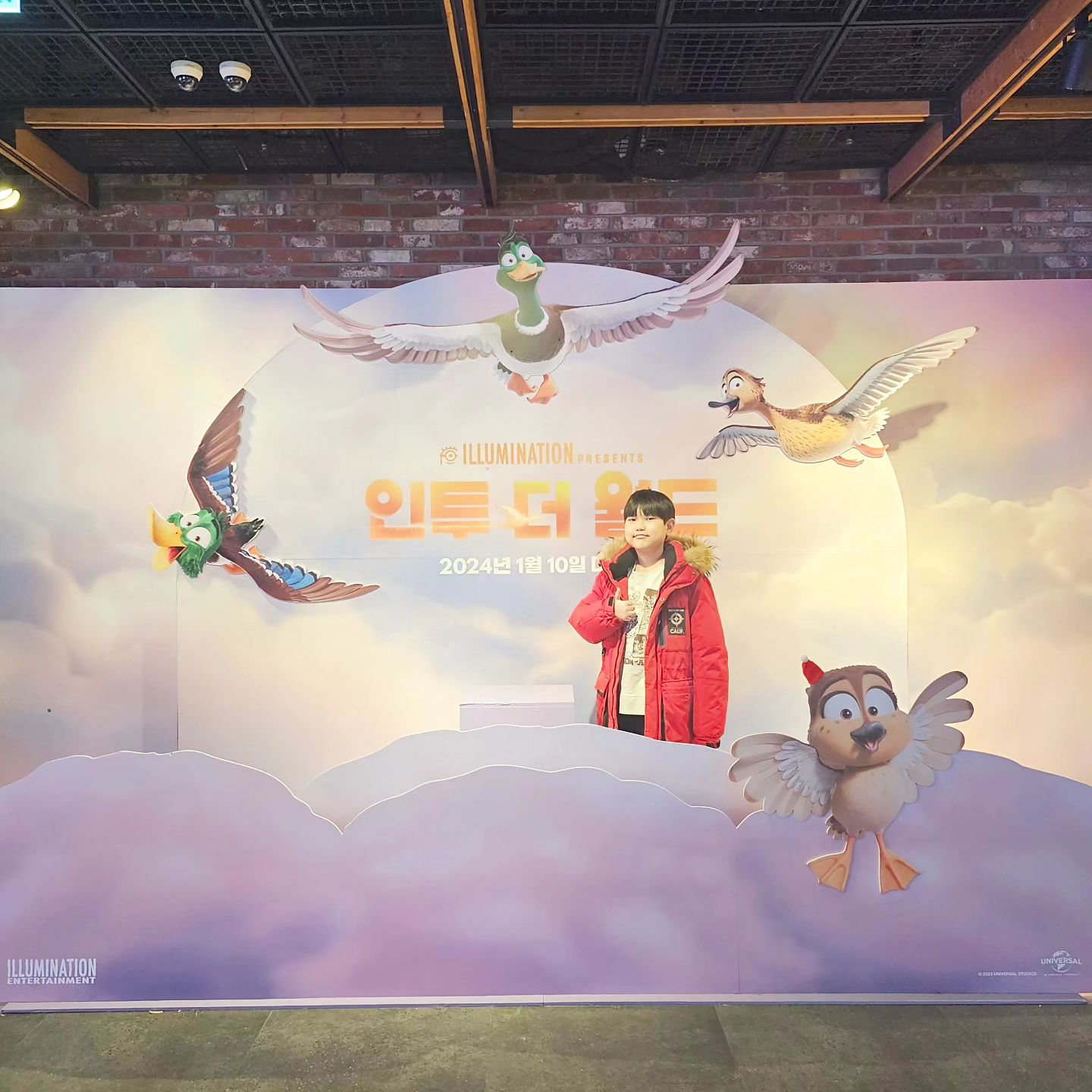 #광고
아이들과 함께 보기 좋은 #영화
#인투더월드 추천!!!!

새해를 맞이한 만큼
용기! 도전! 희망적인 메시지 
가득한 #영화추천 하기 딱이죠~

때마침 <미니언즈> <슈퍼 마리오 브라더스> 제작진
#일루미네이션 2024년 첫영화
<인투더월드> #1월10일극장개봉 소식이 들리네요~

심지어 미니언의 새로운 단편 
<달탈출> 까지 같이 볼 수 있어용~

아름다운 대자연과 
화려한 도시 뉴욕
그리고 하늘 위 구름 광경까지~
꼭 커다란 영화 스크린으로 만나보시는거 강추~

특히 4DXSCREEN 으로 보면
짜릿함까지 같이 느낄 수 있어 짱짱짱!!!!

현실 가족의 모습과
모험을 떠나면서 겪게되는 두려움과 벅찬느낌~
극장에서 보면 더 없이 좋을 #애니메이션 인투더월드!

겨울방학 & 1월 
온가족 함께보기 좋은 #가족영화추천 해봅니다~