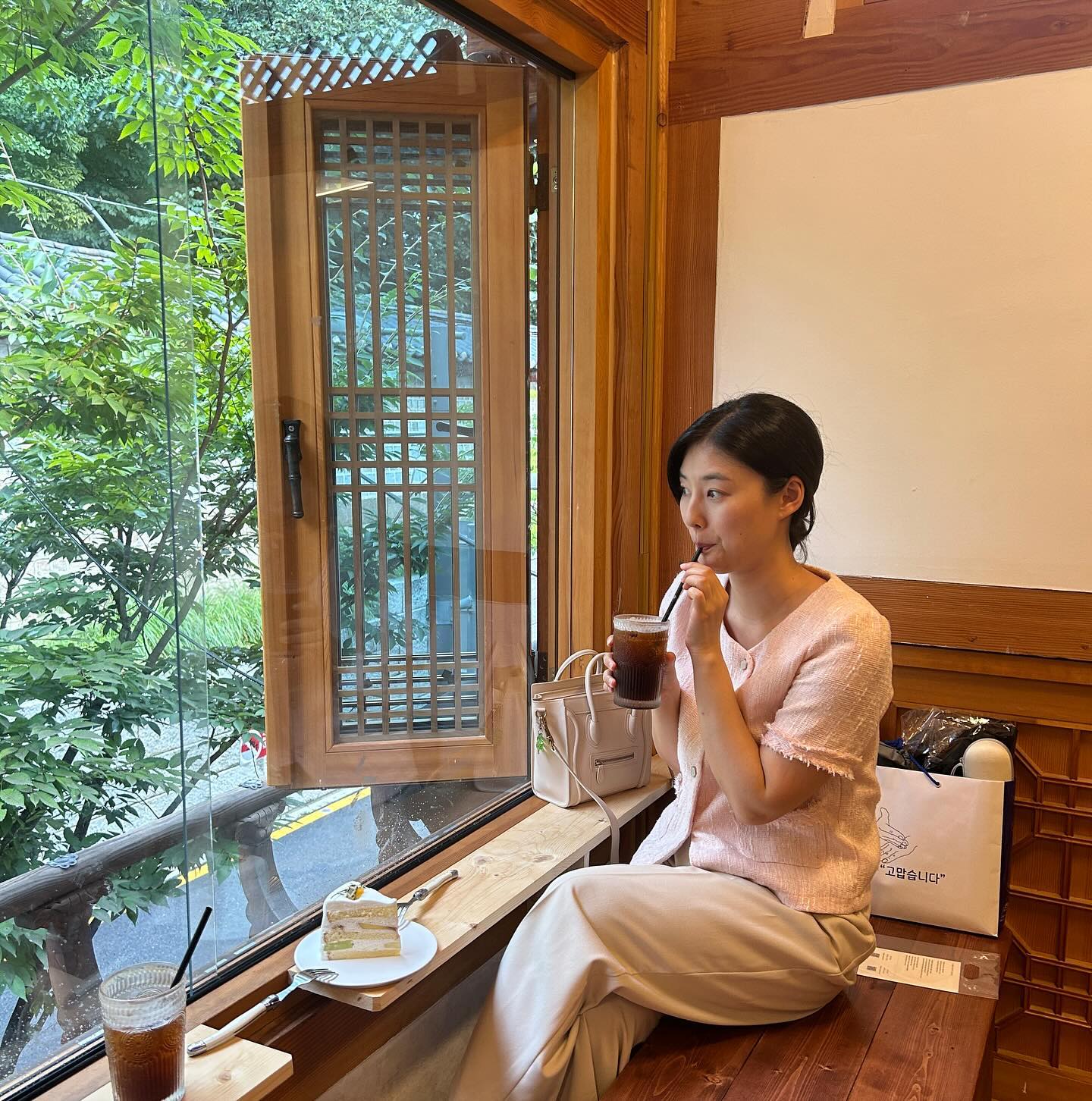 오늘 감성 풀로 충전🍀
보고싶었던 영화도 보고 핫플인 서순라길도 가보고 키링도 당첨되고 행운가득한 날 충만해졌다 다소 긴 외출시간에 지쳤지만 행복한 하루 ‘한 채’ ‘혼자’ 얼른 일기로 기록해야지