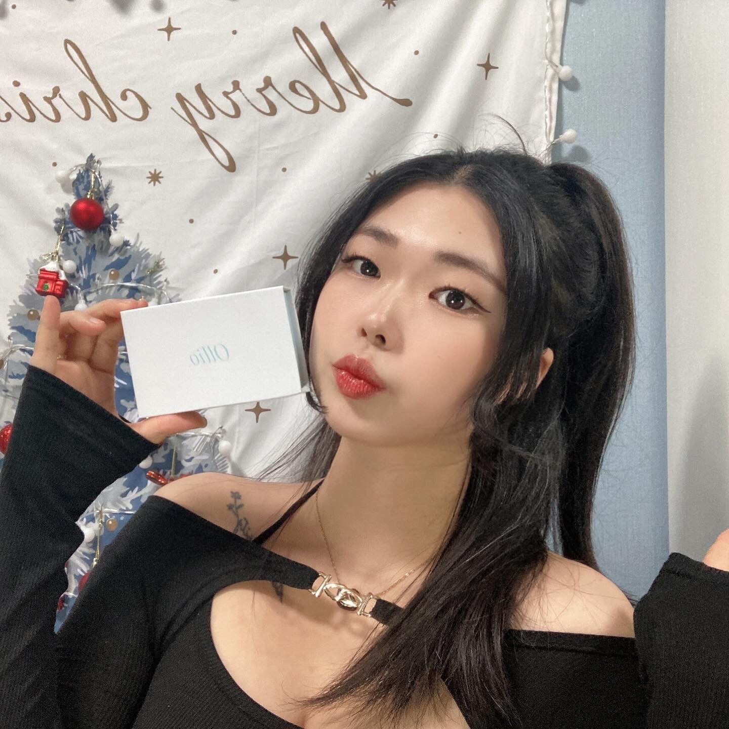 #협찬 ollio.official

속쌍이지만 눈뜨면 쌍커풀라인은 보이지않는 무쌍같은 속쌍+얇고 힘없는 속눈썹 소유자인 저는 평소에도 속눈썹을 자주 애용하는데요!

글루없이도 부착할 수 있는 속눈썹이 #올리오 에서 나왔다고해서 빠르게 겟해보았습니다.
속눈썹에 처음 도전하는 분들도 쉽고 빠르게 붙일 수 있는 원터치 방식에 올리오 자체 PSA 기술로, 압력을 가하면 접착력이 강해져 왠만한 힘으로는 안떨어져요!

동일한 스타일도 길이와 굵기가 나뉘어져 있기 때문에 비교적 눈 앞머리가 막혀있는 제 눈에도 불편함 하나 없이 부착할 수 있었고 무쌍같은 속쌍이라 얼핏하면 속눈썹만 둥둥 떠보일 수 있는데, 원래 제 속눈썹처럼 잘 어울려서 만족스럽더라구요 ㅎㅎ
고난이도인 제 눈모양에도 이렇게 잘 어울리니 어느 눈모양에나 본인스타일에 맞춰 찰떡같이 사용할 수 있겠죠?ㅎㅎ

🟡이런분들에게 추천드려요!🟡
✔️속눈썹을 시도해보고 싶은데 ✔️똥손이라 걱정되는 분들
✔️통속눈썹만 사용해보고 가닥  속눈썹을 시도해보고 싶은분들
✔️글루가 눈에 좋지않을까봐 걱정되는 분들
✔️아이돌 속눈썹을 갖고 싶은 분들

#협찬 #ollio #올리오 #올리오속눈썹 #노글루속눈썹 #노글루올리오 #올리오싱글키트 #속눈썹추천 #코덕 #뷰스타그램 #아이돌속눈썹 #가닥속눈썹 #아이메이크업