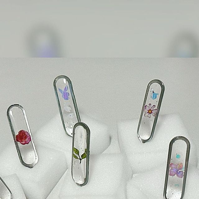  미진 on Instagram: "#제품제공 #협찬

진짜 협찬받은 것 중에 역대급으로 아기자기하고 귀여운 제품인것 같아요🥰

핸드메이드 제품들을 취급하는 어플로 유명한 “아이디어스“에 입점해있는 상점 중 하나인 “주니엘 ( @juniel_arte ) 에서 “유심핀”을 보내주셨어요❣️

처음에는 솔직히 유심핀이 필요가 있을까? 하는 생각이 먼저 들었지만 막상 또 없으면 정말 불편하기 때문에 요즘에는 이런 제품도 판매를 하는구나 하고 신기했어요

그러다가 제가 작가분 소개글을 읽어보게 되었고 깊은 감명을 받았어요

작가님은 과거 시한부 통보를 받은 이래로 2023년 6월에 무려 6번째 통보를 받기까지 많은 괴로운 시간들을 보냈고 힘들어하셨다고 해요
그러다가 핸드메이드를 알게 되었고 제작을 하고 또 수익금을 기부하기도 하신다고 해요

판매 수익이 나지 않을 경우 본인의 사비로 기부를 한다고 하니 이런 분이야 말로 잘 되어야 한다는 생각을 가지게 되었어요!

선한기업의 이미지라 더욱 호감이 가더라구요

손끝에서 느껴지는 정성과 깔끔한 마무리감 덕분에 기분이 좋고 예뻐서 주변에 선물해야겠다는 생각이 들었어요😆🩷

 더군다나 작가님의 다른 제품 들 중 귀걸이, 반지 등의 예쁜 액세서리 제품도 많이 판매하고 있으니 꼭 들어가보시길 바라요👍
.
.
.
.
.
.
.
.
.
.
.
.
.
.
.
.
.
.
.
.
.
.
.
.
.
.
#광고 #유심핀 #휴대폰유심핀 #핸드폰유심핀 #레진아트 #레진 #레진공예 #핸드메이드 #주니엘 #퇴사선물 #답례품 #가성비 #소품 #아이디어스 #액세서리 #핸드메이드작품 #귀여운소품 #필템 #선한기업 #흥하세요 #이공이사0301"