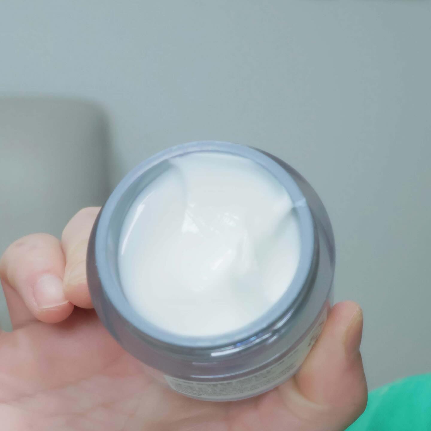 #협찬 메마른 건성피부들의 영양보습템✨
유세린 하이알루론3X 나이트크림 50ml🌙

NO.1안티에이징 유세린 하이알루론
Eucerin HYALURONI[3X]
NIGHT CREAM

입소문템으로 유명한
유세린하이알루론 나이트 크림이
15년 만에 최초 리뉴얼하여
성분,효과를 진화했다고해요 3X!

평균 25세부터 노화가 시작된다는데
제가 딱 25살 때 #유세린나이트크림 을
만났던 게 기억이 나네요! 🎉

그때는 노화보다는
각질, 거친 피부 결 피부 장벽↓으로
대인기피증 생길 정도로 스트레스였거든요ㅠ 😭😱

그 시기에 올리브영에서 샘플로 처음만났는데
저에겐 구원템이라,, 기억이나네요! 🙏💖

고영양 텍스처인데 묻어남이 없어요 😌✨
보습감이 가득한데 깔끔한 마무리감으로
베개에 묻어날 걱정 없이 편안하게 잠들 수있다는거😴

거친피부결,악건성, 주름 고민 있는 분
스트레스받으시는 분들께 추천드려요...
악건성, 주름 고민 있는 분들도 츄추! 💕🌟

#주름개선크림 #고보습크림 🌟💧