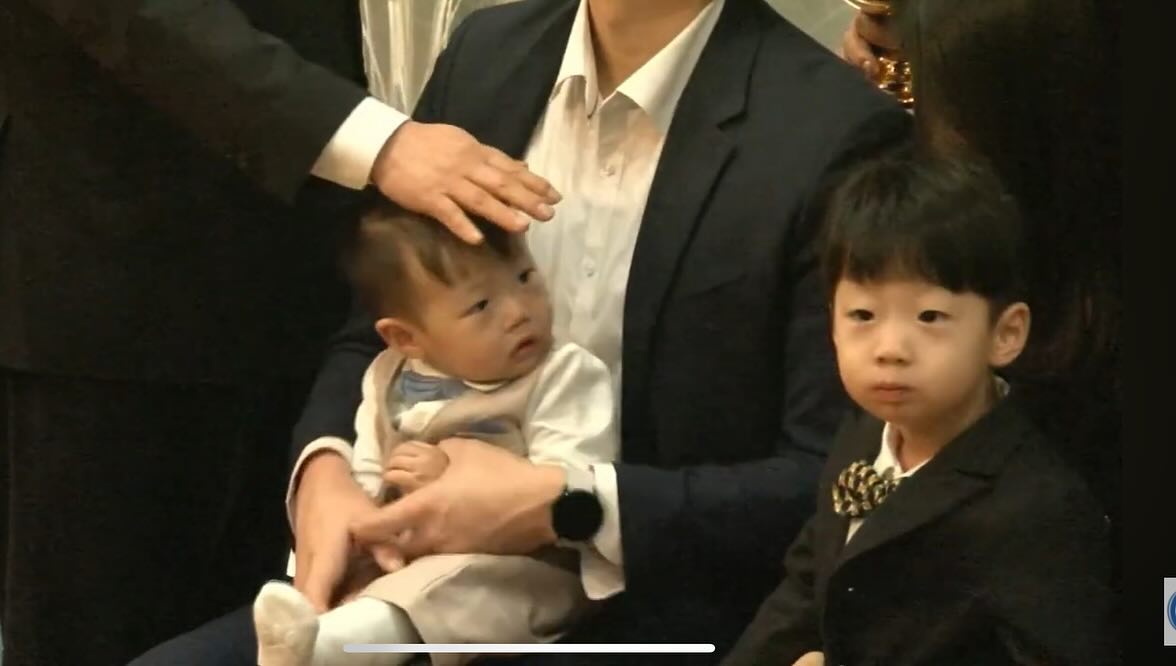 #유아세례 

돌이 된 1월 
율이가 유아 세례를 받았다 

우리가 어릴적 부모님께 안겨 세례를 받았덧 것 처럼
아이들도 우리 품에서 세례를 받고 신앙을 고백했다 
이제는 늠름하게 눈을 감고 함께 기도하는 완이 
(사실 이날 예배때는 거의 안함…ㅋㅋㅋㅋ)
어리둥절하지만 찬양도 신나고 박수도 신났던 율이
참 좋은 날이다. 

♡̵