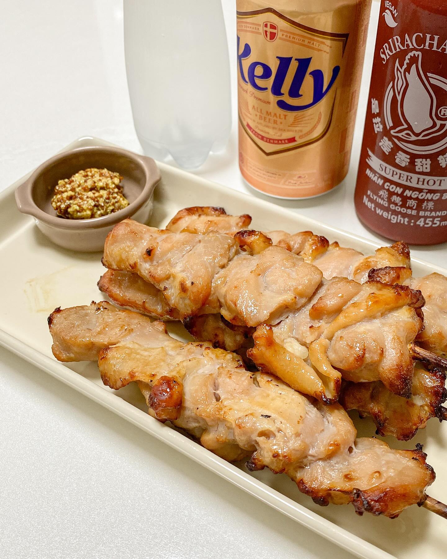 오늘의 야식은 닭꼬치🍢와 맥주🍺
시원하게 탄산수도 하나 챙기고
소스로 홀그레인 머스타드와 핫스리라차소스 픽했어요
자기전 위장 두둑히 채워 두고 자면
내일 뚱뚱이가 되지용🐷
하지만 오늘밤 행복은 두배✖️2️⃣

#닭꼬치 #닭꼬치구이 #냉동닭꼬치 #야식스타그램 #야식메뉴 #야식그램 #야식시간 #집밥스타그램 #현실집밥