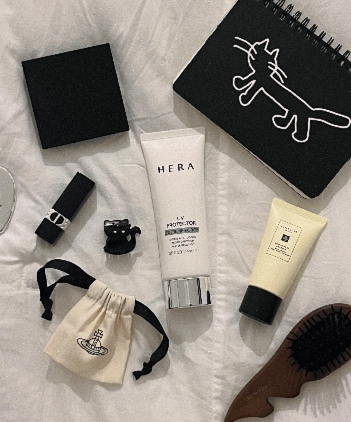 #광고 herabeauty_official beautyfeed_amoremall What’s in my bag 👜? 

헤라 UV 프로텍터 익스트림 포스 선크림을 처방전으로 줄게요💓

운동도 좋고, 야외활동도 좋고, 피크닉도 하고싶고 놀러도 가고 싶은데 하얀 피부를 사수해야하는 분들 많이 계시죠!! 헤라에서 피부를 빈틈없이 보호해주는 아웃도어 대표 선크림을 만들었는데요, SPF 50+/ PA ++++ 를 자랑하는, 선프루프 워터프루프 밀착 선크림입니다! 

또 이 뿐만이 아니라, 5중 차단 효과가 있다고 해요. 야외활동이 잦으신 분들, 특히 물놀이, 등산, 골프 등의 취미를 가지신 분들에게 최적화 되어있구요! 그리고 그 외에도 끈적끈적한 선크림을 못 참으시는 분들에게도 강력 추천드립니다😽💓🐾

#헤라 #헤라선크림