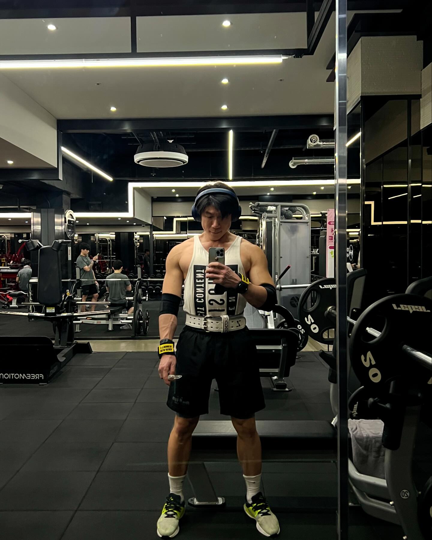 ⠀
2024-01-12 바디캘린더 699번째 운동 일지

☑️ chest day
1️⃣ 신논현 원정운동
2️⃣ 벤치프레스 제대로 못 하는 남자 나야나
3️⃣ 벤치 제대로 못 했으니 horizontal 벤치로 조지기

74분 24세트 10.2톤

체스트 프레스: 시티드, 케이블
1세트 15kg 10회
2세트 20kg 10회
3세트 20kg 10회
4세트 20kg 10회
5세트 20kg 10회

체스트 프레스: MTS INCLINE PRESS
웜업 40kg 10회
1세트 60kg 10회
2세트 80kg 8회
3세트 80kg 8회
4세트 80kg 8회

벤치 프레스: 바벨
웜업 20kg 10회
1세트 60kg 8회
2세트 80kg 7회
3세트 90kg 5회
4세트 90kg 5회
5세트 80kg 5회
드랍 60kg 6회

벤치 프레스: HORIZONTAL (hammer St.)
1세트 40kg 10회
2세트 60kg 8회
3세트 80kg 5회
4세트 80kg 6회
5세트 90kg 5회
6세트 90kg 5회

체스트 프레스: MTS DECLINE PRESS
1세트 40kg 10회
2세트 60kg 8회
3세트 70kg 6회
드랍 40kg 6회
4세트 70kg 6회
드랍 40kg 6회
