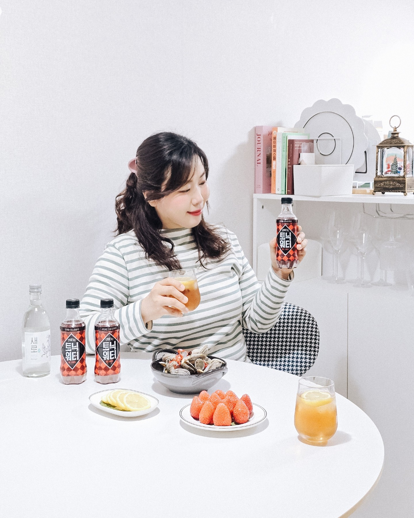#광고

다들 트레비 탄산수 많이 마실텐데요.
이번에 트레비에서 그 노하우를 담은
강한 탄산이 담긴 토닉워터가 출시되었어요 !

제대로 만든 리얼 토닉워터 하나로
죽은 술도 살려서 더욱 즐거워지는 마법 !
그것도 무려 제로칼로리로 즐길 수 있답니다:)

홍차 & 베르가못향이 제대로 담긴 얼그레이와
정통성 퀴닌향과 레몬, 라임, 블러드오렌지 향으로
밸런스가 딱 잡힌 오리지널까지 두가지인데
얼그레이 완전 그냥 평소에 마시는건 안 비밀:)

소주:토닉워터를 1:2의 비율 섞으면
누구나 쉽게 만드는 소토닉 완성🥂

목젖을 탁 치는 탄산 토닉워터로의 초대
제로칼로리 세로와 즐기니 더욱 굿굿 !
가까운 편의점, 마트 등에서 만나보세요😍

lottechilsung
#트레비토닉워터 #토닉워터 #얼그레이 #하이볼 #소토닉 #위스키토닉 #제로칼로리 #하이볼레시피