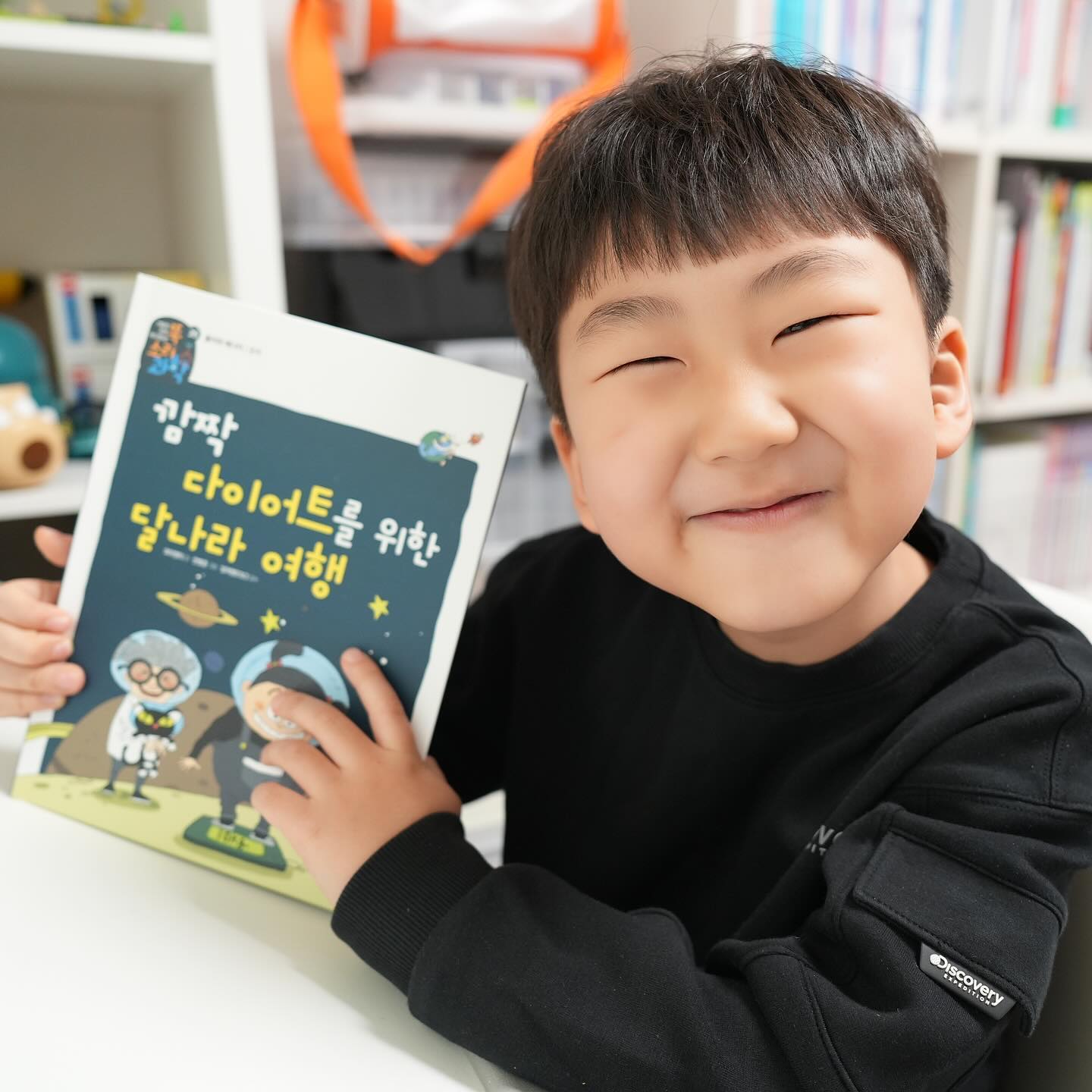 #협찬
아직 교과에는 과학이 없지만
저학년 아이들이 과학에 대한 흥미를 높이고
맛보기로 과학 지식 접하기에 딱 좋은 똑소리과학

이번에는 "깜짝 다이어트를 위한 달나라 여행"을 읽고
물리와 에너지 중에서도 중력에 대해서 배워보았어요.

60kg가 넘는 장미라는 친구가
나도 한번만이라도 평균몸무게인 30kg였으면
좋겠다고 해서 떠나게 된 달나라 여행

거기서는 장미 몸무게도 10kg밖에 나오지 않는데,
바로 달의 중력이 지구의 1/6밖에 되지 않기 때문이에요.

달나라 여행을 다녀온 장미는 
그 뒤로 열심히 조깅을 해서 
건강한 몸매를 가지게 되었다는 해피엔딩 스토리였어요. 

이야기를 읽은 뒤에는 맛있는 사이언스 쿠키 코너에서
QR 코드로 영상을 보면서 무게, 만유인력, 지구,
중력과 무중력, 지구와 달의 거리, 지구와 달의 중력 차이 등
다양한 과학지식을 재미있게 볼 수 있었답니다. 

마지막으로는 예상문제가 나오는데요.
쿠키영상을 열심히 본 덕에 어렵지 않게 풀수 있었어요. 

#황우똑소리과학 #교과연계과학 #초등과학 #실험과학 #교과연계도서 #과학도서 #초등저학년과학도서 #초등필독 #책육아