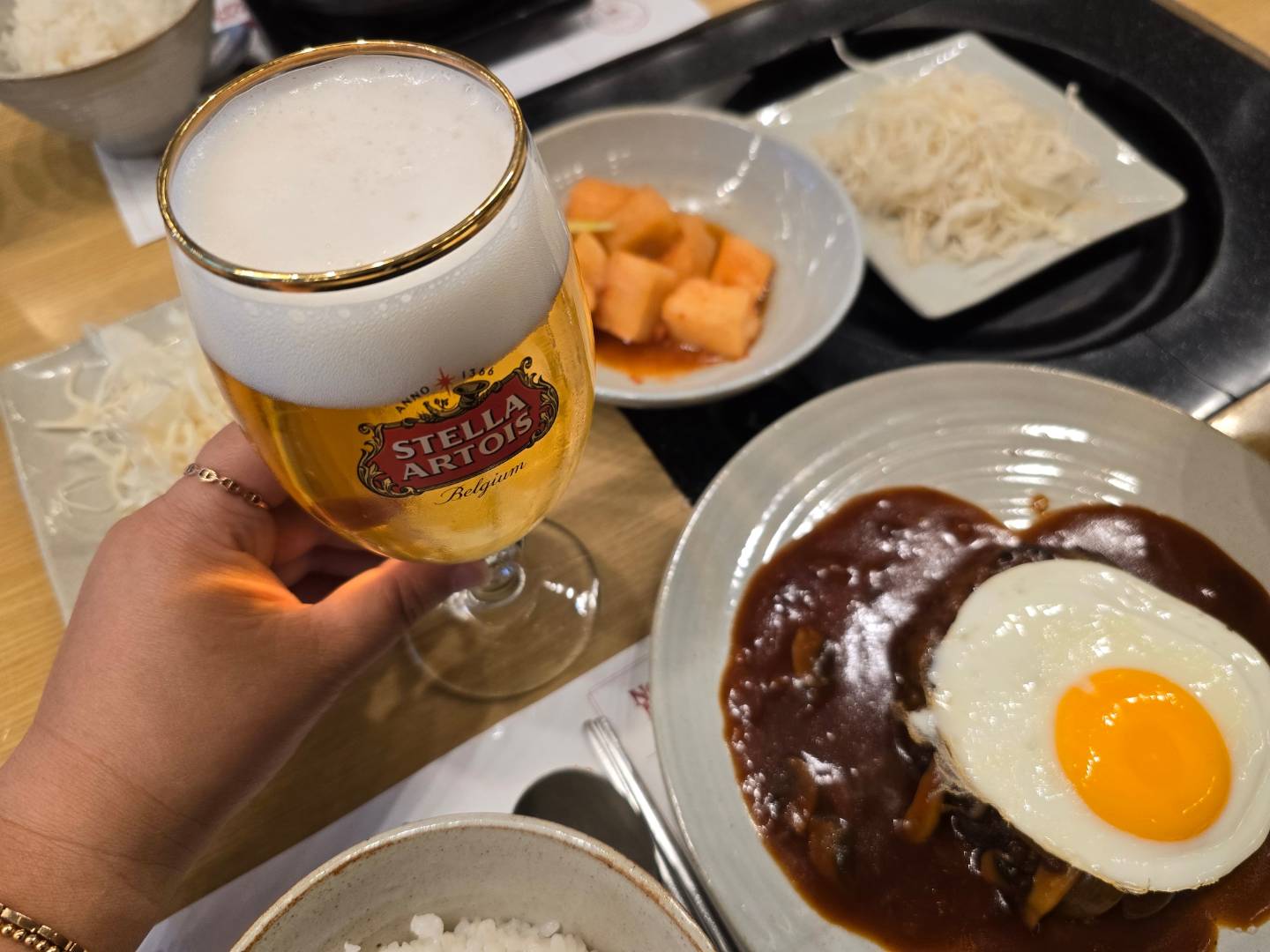 #광고
비가 내리던 운치있는 날 오랜만에 해운대 더베이101 대도식당 다녀왔어요^^ 해운대 바람도 쐬고, 스텔라 맥주는 언제나 옳다! ㅋㅋ 남편은 한우육개장, 저는 함박 🍽 그야말로 함박웃음 나는 시간이었네요

시원한 곳에서 맛난 식사하며 도란도란 이야기도 나누고.. 스텔라 맥주는 센텀 시네드쉐프에서 영화볼때 마셔봤었는데 역시나 제 스타일 같아요. 시원하고 넘 맛나서 혼자 마시기 미안했네여🫣 집에 올땐 곰탕도 사오고 육포도 사옴

inflca stellaartoiskr 

#스텔라아르투아 #스텔라맥주 #대도식당해운대점 #대도식당 #해운대더베이101 #한우육개장 #한우함박 #잔맥주 #부산맛집 #해운대맛집 #더베이맛집

*경고: 지나친 음주는 뇌졸중/기억력 손상이나 치매를 유발합니다. 임신 중 음주는 기형아 출생 위험을 높입니다. 제조사/판매사: 오비맥주