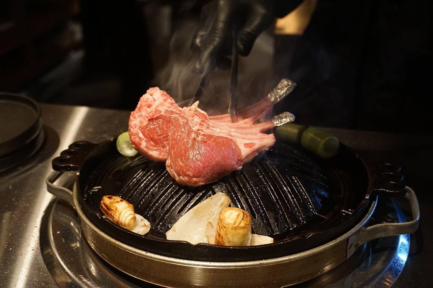 #해피밍맛집 #징기스칸슌 #양고기
☀️ [서울 강남] 징기스칸슌 ☀️
선릉역 양고기 전문점 데이트, 소개팅 장소로 강추!✨

🔍生고급 프렌치랙 (180g) 36,000원
필수로 시켜 먹어야 하는 프렌치랙!✨
고기가 두툼하니 양고기 스테이크를 먹는 그런 느낌!
양의 맛을 제일 제대로 느낄 수 있는 메뉴인 것 같아요!
손에 묻지 않게 손잡이까지 주시는 센스-👍🏻

🔍양설 (100g) 23,000원 
너무 먹어보고 싶었던 양설!
육안으로 봤을 때는 혀 같다는 느낌이 전혀 안 들었어요!
식감 정말 대박! 우설은 잘 못 구워서 먹으면 
혀 씹는 느낌이 들 때가 있는데
처음부터 끝까지 직접 구워주셔서 너무 맛있었던🤍
식감은 항정살 같고, 아주 꼬소한 맛!
함께 나오는 소금+레몬즙에 다진 파까지 얹어먹으면
그곳이 천국..🤤

🔍生양등심 (150g) 30,000원
야들야들하고 육즙 가득한 생양등심!🤍
오직 생 양고기만 사용하셔서 그런지 비린내 하나도 없고,
자주 먹던 양꼬치와는 또 다른 매력이..🤤

🔍가쿠하이볼 9,000원
역시 고기-술=0
너무 달달하지 않고 깔-끔, 청량 그 자체라 양고기랑 
너무 잘 어울려요!💕

🔍숙주, 다시차즈케, 양 아이스크림 (서비스)
숙주 볶음, 밥을 조금 먹으면 만들어주시는 다시차즈케
마지막으로 양 모습을 한 아이스크림까지!
진짜 사장님이 처음부터 끝까지 세심하게 
신경쓰신 게 확실히 느껴졌어요🤍

📍서울특별시 강남구 테헤란로 64길 13 1층 107호
📍영업시간 매일 17:00-23:00 / 라스트 오더 21:00
📍전화번호 0507-1308-2202

✅ 자세한 후기는 블로그에서 확인 가능합니다!

#선릉역맛집 #강남맛집 #선릉역소개팅 #선릉역데이트 #강남데이트 #강남소개팅 #선릉양고기 #강남양고기 #양고기전문점 #먹스타그램 #먹팔맞팔 #일상스타그램