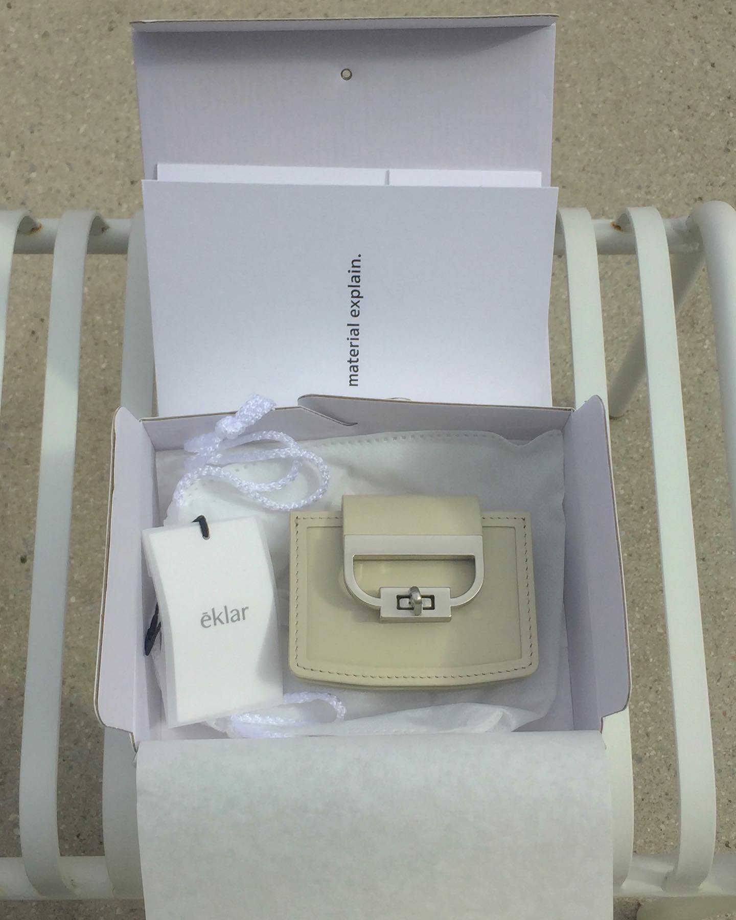 #gift eklar.kr 
묘한 아이보리 컬러에 탄탄한 가죽 질감, 실버락까지 고급 자체인 지갑💛
패키징에도 정성이 느껴져서 꼭 특별한 선물을 받은 느낌이에요🤍🪽
⠀ 
#에클라 #에클라지갑 #카드지갑 #카드지갑추천 #여자지갑추천 #가죽카드지갑