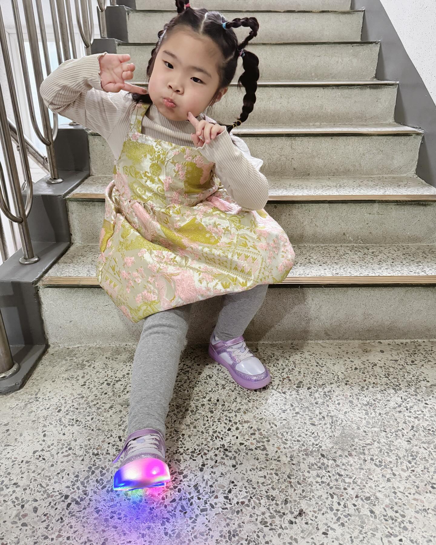 #빔보빔바#제공

ꕤ빔보빔바:카이스니커즈𝘓𝘌𝘋ꕤ

소소가 너무 좋아하는 연보라의 카이스니커즈
LED로 걸을때마다 반짝거려서 
아이들이 너무 좋아해요~
저는 반짝이 펄부분이 떨어지지않아서 더 좋더라구요

둥이들은 새신 신고 열심히 뛰었습니다😂

𝙏𝙝𝙖𝙣𝙠𝙨 𝙩𝙤 bimbobimba_official 

˚₊·—̳͟͞͞♡
경남권/부산사시는 분들은 2월까지 
동부산 롯데아울렛가시면  직접 신어보시고 사실 수 있어요♥ 
홈페이지 상품들을 직접 만날수 있는 기회 놓치지마세요🫶🏻

#새신발#신발자랑#빔보빔바카이스니커즈
#받은김에후기작성#반짝반짝#반짝이는걸좋아해
#LED운동화#키즈운동화#키즈신발
