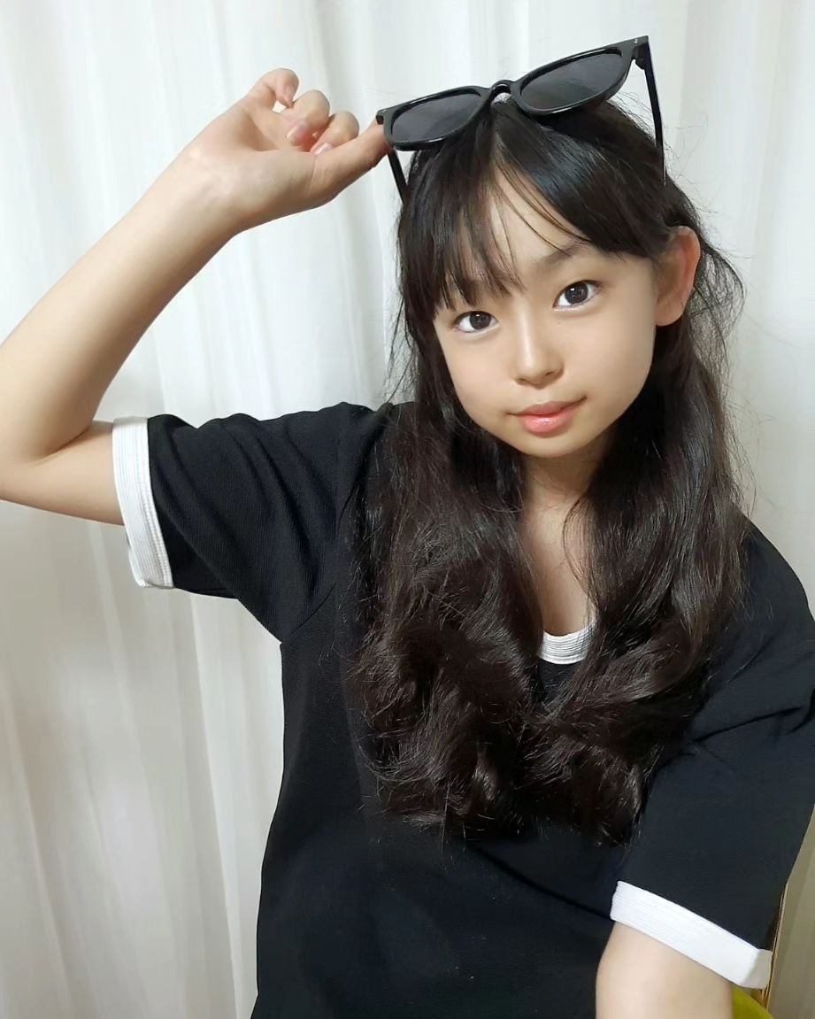 #협찬

저번에 블라블 선글라스 써보고 좋아서 또 써봤는데요^^
비슷한 가격대거나 조금 더 비싼 쇼핑몰들과 실제로 구성품 비교해봤는데 케이스 안에 안경+안경닦이만 넣고 뽁뽁이 봉투로 대충 감는게 전부인 경우가 많은데 블라블은 유니크한 박스 디자인 + 케이스 + 안경닦이 + 카드 등 가격대비 구성이 괜찮아요👍🏼👍🏼
블라블꺼는 가성비가 좋아서 데일리 선글라스로 추천해요💕
연예인 선글라스를 찾는 분들은 참고해보시면 좋을 것 같아요^^

👓 blahbl_offcial

#블라블 #연예인선글라스 #틴트선글라스 #데일리선글라스 #뿔테선글라스 #사각선글라스 #가성비선글라스