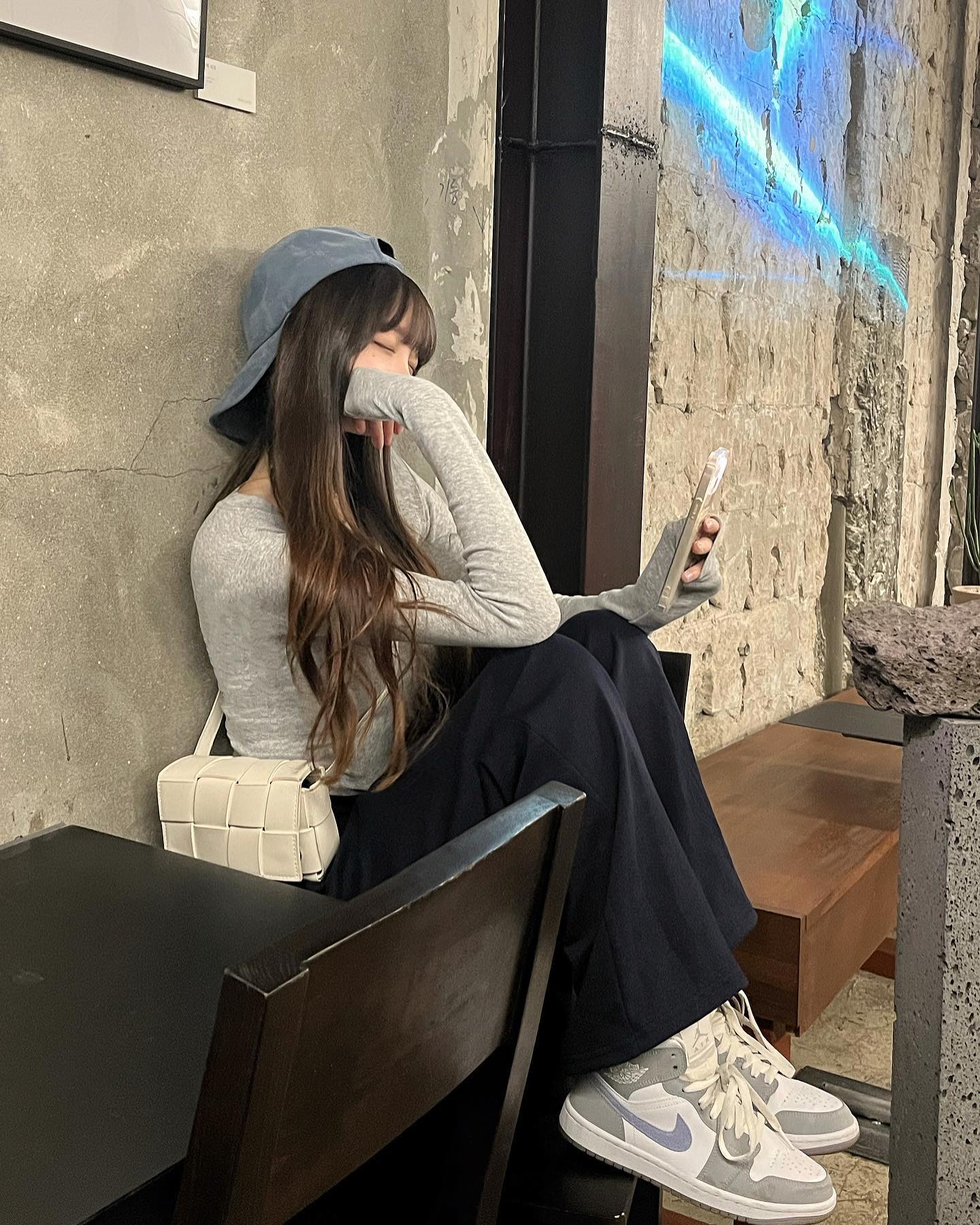 비 오는 날 쌩얼로 망원 나들이 최고🫧🤍

feat.오렌지캬라멜.. l70.4_ kkk_hn_