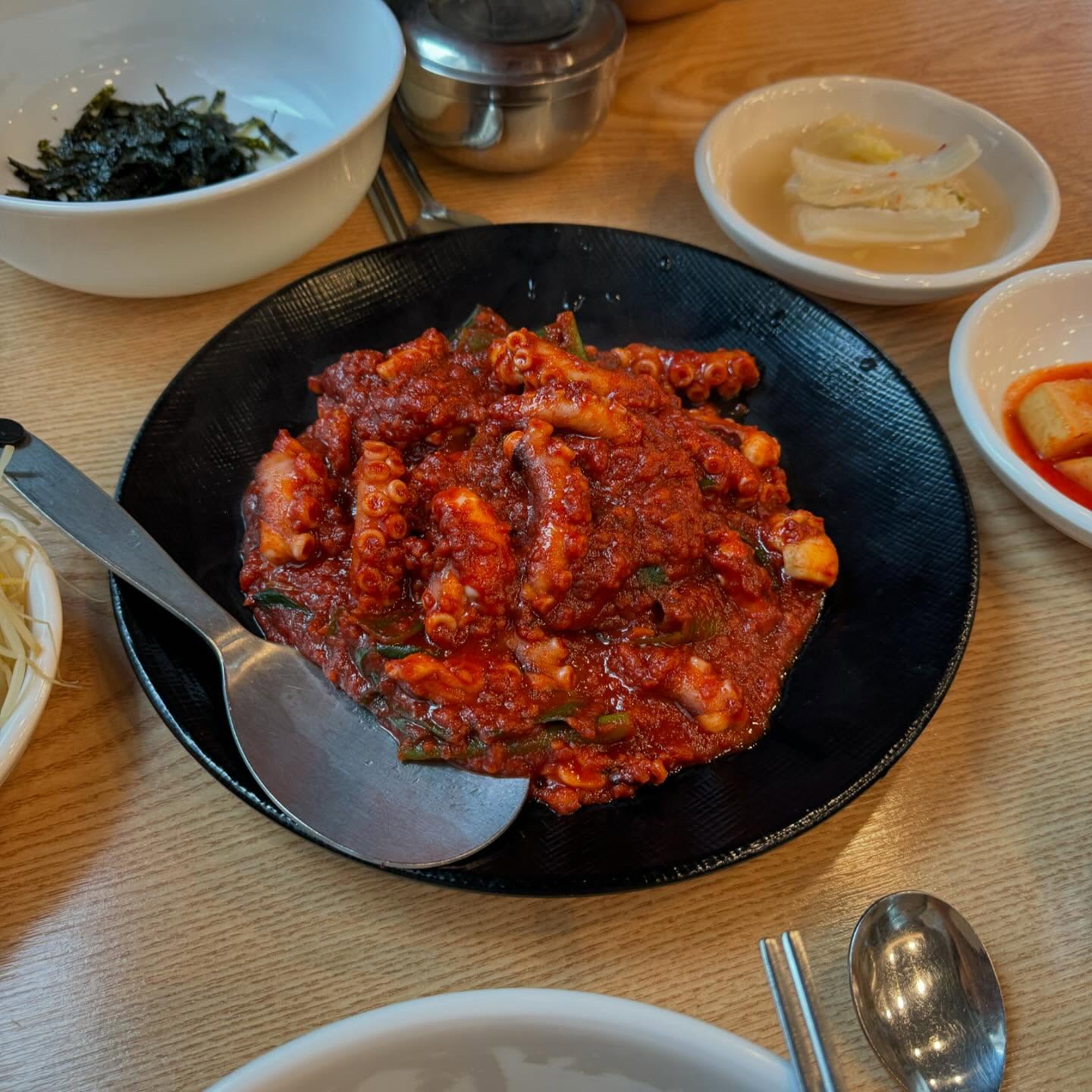 오통통한 낙지볶음에 폭탄낙지계란찜까지 비주얼 대박인 #무교동영미낙지
특히 낙지볶음 양념이 진짜 맛있어요 ❤️
한그릇 슥삭 비벼 순삭함🤤

🔸주문 메뉴
낙지볶음 2인 30,000원
낙지 계란찜 10,000원
공기밥 2인 2,000

📍주소: 경기 안양시 동안구 엘에스로 40 1층 무교동 영미낙지
🅿️주차안내: 가게 옆 골목 2대 가능
📞전화번호: 031-422-4632
⏰영업 시간: 11:00 ~ 22:00
⭐️매달 1, 3번째 일요일 정기 휴무
❤️포장, 단체 이용 가능, 무선 인터넷, 배달, 예약, 유아의자

#안양맛집#낙지볶음맛집#낙지볶음#안양낙지볶음#폭탄계란찜#낙지계란#일상#내돈내산
#일상#좋아요#소통#선팔환영#맞팔환영#먹팔환영#먹스타그램