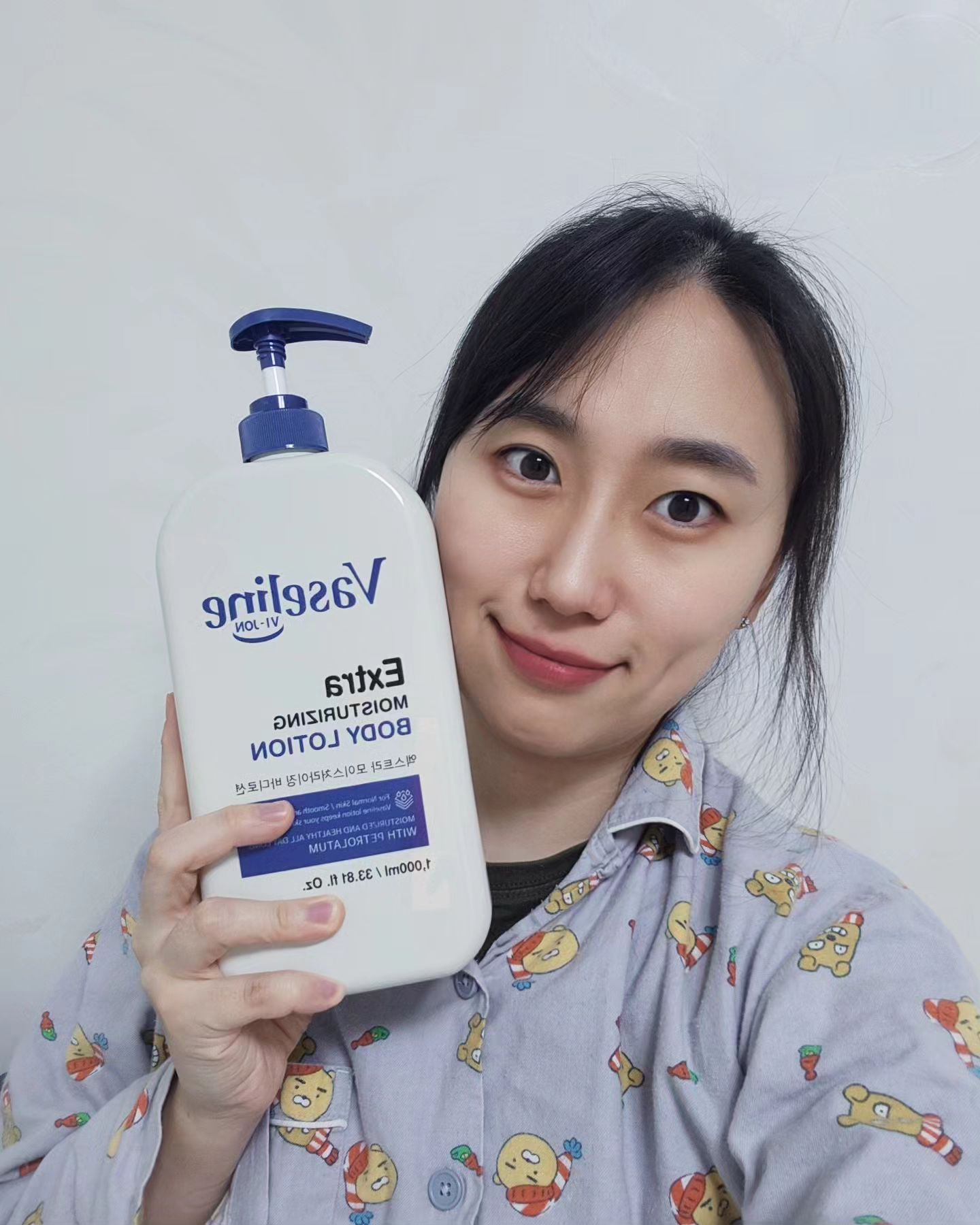 #협찬 #바디로션 

호적메이트가 #바세린바디로션 좋다고해서 저도 써봤어요😤

애기때 바르던 베이비파우더같은 은은한 파우더리 머스크향에 끈적임없이 부드러운 크림타입이라 사용감 최고쥬👍 1000ml 대용량이라 온가족이 사용해도 넉넉합니다😆😆 

흡수도 잘되고 고보습력 갖춘 #대용량바디로션 필요하신분!

#고보습바디로션 #바이존바세린바디로션 #바세린로션