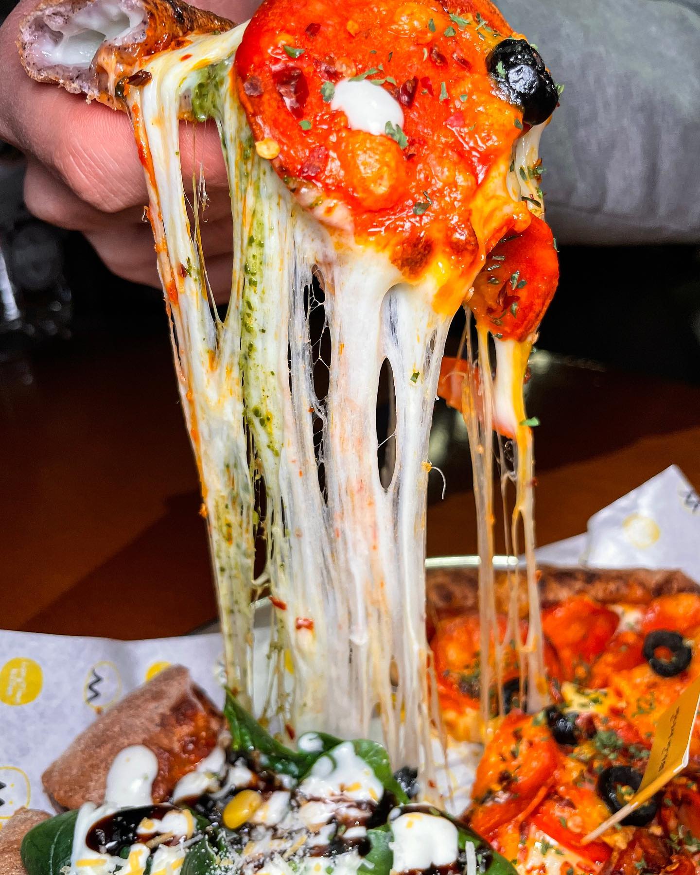 #협찬 피자 장인과 맥주 장인이 만나면?! 🍕🍻맛있는 피자와 함께 원하는만큼 직접 맥주를 따라마시는 #롱타임노씨 따봉스👍🏻

피맥맛집으로 유명한 롱타임노씨! 다른지점에서 맛있게 먹었었는데 오늘은 당산점을 방문했어요! 당산역에서 걸어서 3분정도 거리로 역근처라 접근성도 좋았어요.✨💕

입구에 들어서면 볼 수 있는 다양한 종류의 맥주! 셀프로 직접 뽑아먹는 시스템이라 조금씩 다양한 맛의 맥주를 즐길 수 있다는게 큰 장점이에요. 맥주를 따르는 동안 얼마정도 금액이 나오는지 화면을 통해 볼 수 있어서 재미있어요. 

✅맥주파가 아니라면 소주, 탄산수도 있어요.
✅다양한 시럽을 추가해 칵테일 레시피를 만들 수 있어요.

롱타임노씨는 피자가 메인인 곳이라 2가지 종류를 한판에 먹을 수 있는 하프&하프를 주문했어요.
이미 몇 번이나 방문했기 때문에 제 최애 피자인 #롱타임노씨(뽀빠이와올리브의만남)과 피자의 근본인  #페퍼로니 를 선택했습니다. (엣지에는 치즈크러스트를 추가는 필수! 🤫)함께 먹을 메뉴로 치즈불닭도 주문해봤어요.

 롱타임노씨는 피자에 들어간 치즈가 진짜 고소해요.🧀치즈가 꽉차있는데도 느끼하지 않고 살짝 식은 후에도 찐한 치즈맛이 좋아 끝까지 맛있게 먹을 수 있었어요. 특히 뽀빠이와 올리브의 만남을 꼭 추천드려요. 싱싱한 시금치와 토마토소스 🍅🥬바질페스토가 어울러져 새콤달콤 하고 건강한 맛이에요.💪

치즈불닭은 피자맛집인줄알았는데 불닭까지 이렇게 맛있으면 반칙아닌가 싶을정도! 아마치즈가 비법일까요? 치즈에 돌돌말아서 한입 먹으면 맥주가 절로 들어가는 마법!🧚🏻살짝 매콤해서 피자와의 궁합도 참 좋았어요.🫶🏻

🎤매월 29일에 노씨를 데려오면 30%할인을 하는 이벤트도 하고 있다고합니다. 노씨성을 가진 지인과 꼭 함께 방문해보세요.😘

📂롱타임노씨 당산점
📍당산역 12번출구에서 63m

#당산맛집 #영등포맛집 #피자맛집 #당산역맛집 #당산술집 #당산술집 #당산술집추천 #먹팔 #먹스타그램 #먹팔맞팔