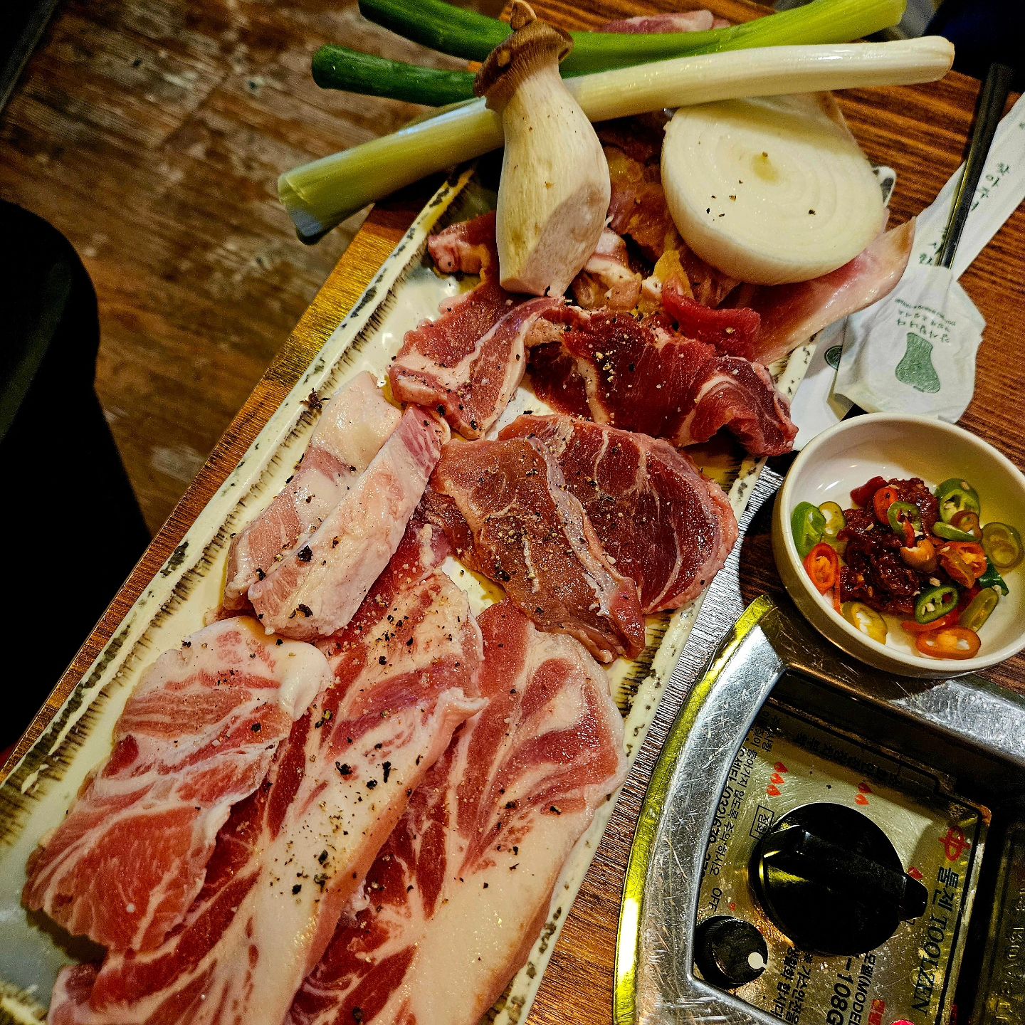 가성비 좋은 고기 맛집⠀
⠀
상호는 대구숯불막창 이지만⠀
들어가보면 사람들 다 고기 굽굽⠀
⠀
돼지한마리 30,900원에 ⠀
돼지특수부위 부위별로 다나옴⠀
⠀
된찌 서비스에 특이한게 대파가⠀
나오는데 구워먹으니 단맛올라와서⠀
은근 괜찮더라구요??⠀
⠀
갈치속젓에 고기 찍어먹음 꿀맛❤️⠀
⠀
사람 많은 이유가 있었군🤔⠀
⠀
⠀
#상계역고기#상계역맛집#상계대구숯불막창#돼지한마리