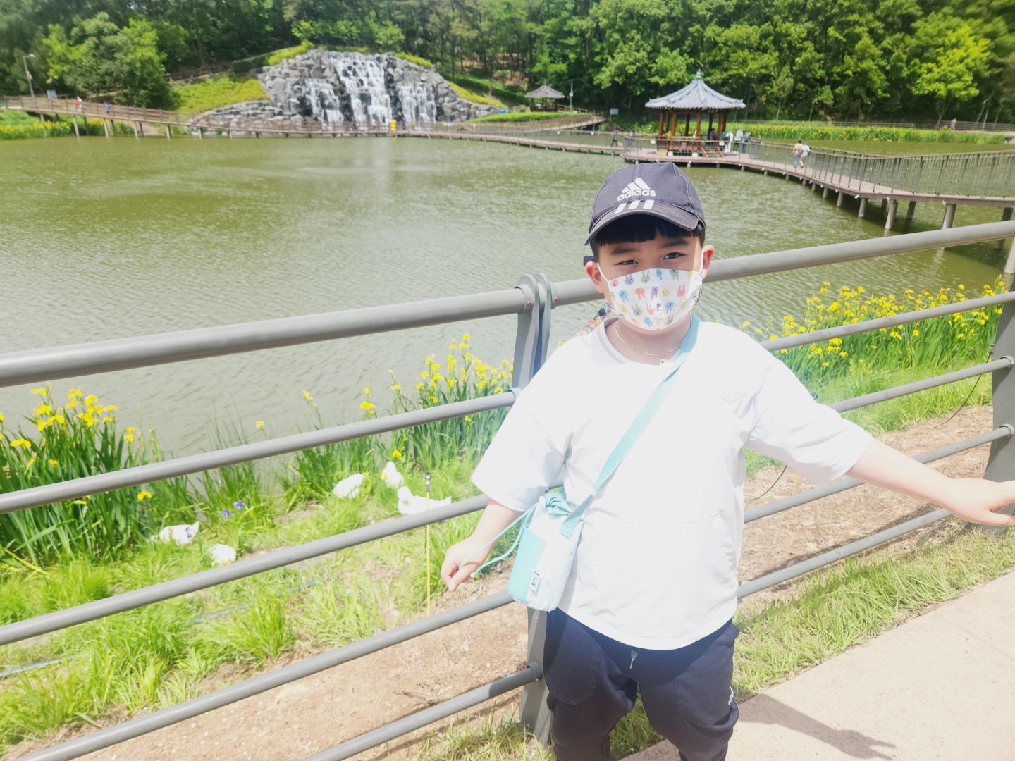 #주말등산
학교에서 보내준 통신문보고 오늘 집근처 산 등반하기
산이라고 하지만 우리는 소소하다😅
가족등반 인증샷도 제출하는거라 괜히 떨리고~^^;
암튼 어제밤 비가 내려서 오늘 날씨 걱정했는데 다행히 날씨 바람선선하고 화창그자체😋

어제 저녁에 싸놓은 집김밥이랑 계란토스트 도시락챙기고~ 우리끼리 산스장에서 운동까쥐 하고 소소하지만 행복한 하루 보내기 성공쓰🫶

#아들과등산데이트 #주말일상 #대구맘 #육아맘 #칠곡맘 #육아스타그램 #닭띠맘 #아들맘 #아들스타그램 #아들육아 #갈수록힘듬 #초딩맘 #학교통신문