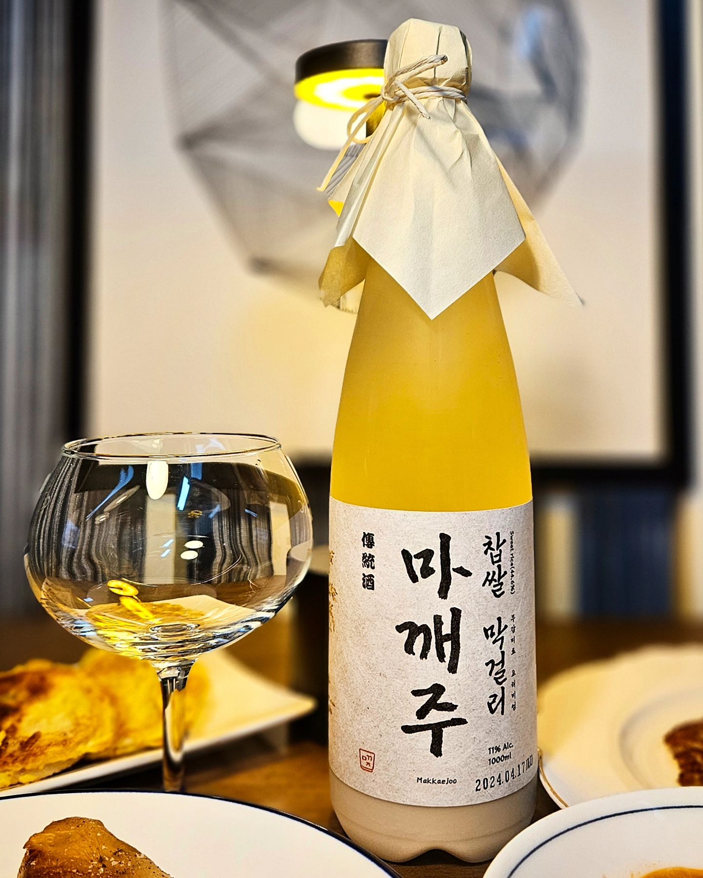 마빡 깨지는 술???😱

뭔가 후덜덜한 이름의 찹쌀 막걸리 마깨주

마깨주는 사실 마빡 깨지는 술이 아니라 마시면서 깨우치는 전통주란 의미라고 하네요🍶

아스파탐이나 기타 감미료 첨가 없이 100% 국내산 찹쌀에 전통 누룩과 자연 효모만을 이용하여 빚은 전통 방식의 막걸리인 마깨주는 1000ml 대용량에 알콜 11% 고도수 프리미엄 막걸리인데요

요즘 프리미엄 막걸리들 중에 아주 걸쭉한 스타일의 막걸리도 많은데 마깨주는 중상정도 바디로 적당히 밀도감이 있으면서 목넘김도 부드러운 편이었습니다.

탄산감은 거의 없는 정도라 호불호가 있을수도 있는데 막걸리의 톡 쏘는 탄산감을 싫어하는 분에게는 장점이 될수도 있을듯 합니다.

부드러운 단맛에 중상에 가까운 산미가 굉장히 좋았고 포도, 매실 등 과실미가 기분좋게 느껴져서 탄산이 없는 부분을 충분히 상쇄시켜 주네요

탄산에 의존하는 막걸리가 아니라서 반쯤 마시고 이틀후에 다시 마셨을때도 맛있게 마실수 있었습니다.

#마께주