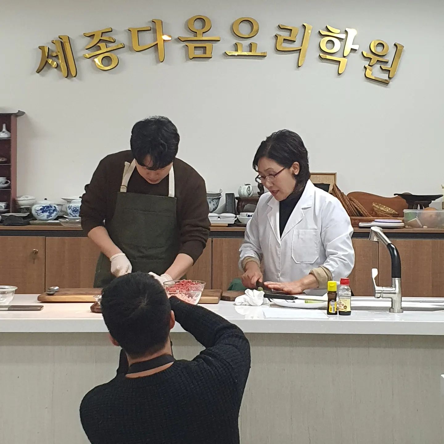 중부발전소 요리교실 잡지 촬영중입니다 ^^

저희다옴은 수업 뿐만 아니라  잡지 요리칼럼 기고 및 컨설팅도 진행하고 있다는점  기억해주세요 ~~♡
 

#힘내라대한민국 #힘내라세종  #힘내라세종시 #힘내라대한민국🇰🇷 
좀더 안전한 공간을 만들겠습니다.🤫.
​
문의  01054227811.
​

#세종시쿠킹클래스 #세종시요리교실 #세종시원데이클래스 #세종시조리자격증 #세종시요리학원 #세종요리학원다옴 #세종케이터링  #홈베이킹 #홈카페 #세종시홈카페 #세종맘 #대전맘 #청주맘 #대전쿠킹클래스 #세종쿠킹클래스
#요리연구가김정미
#집밥 #실패없는레시피