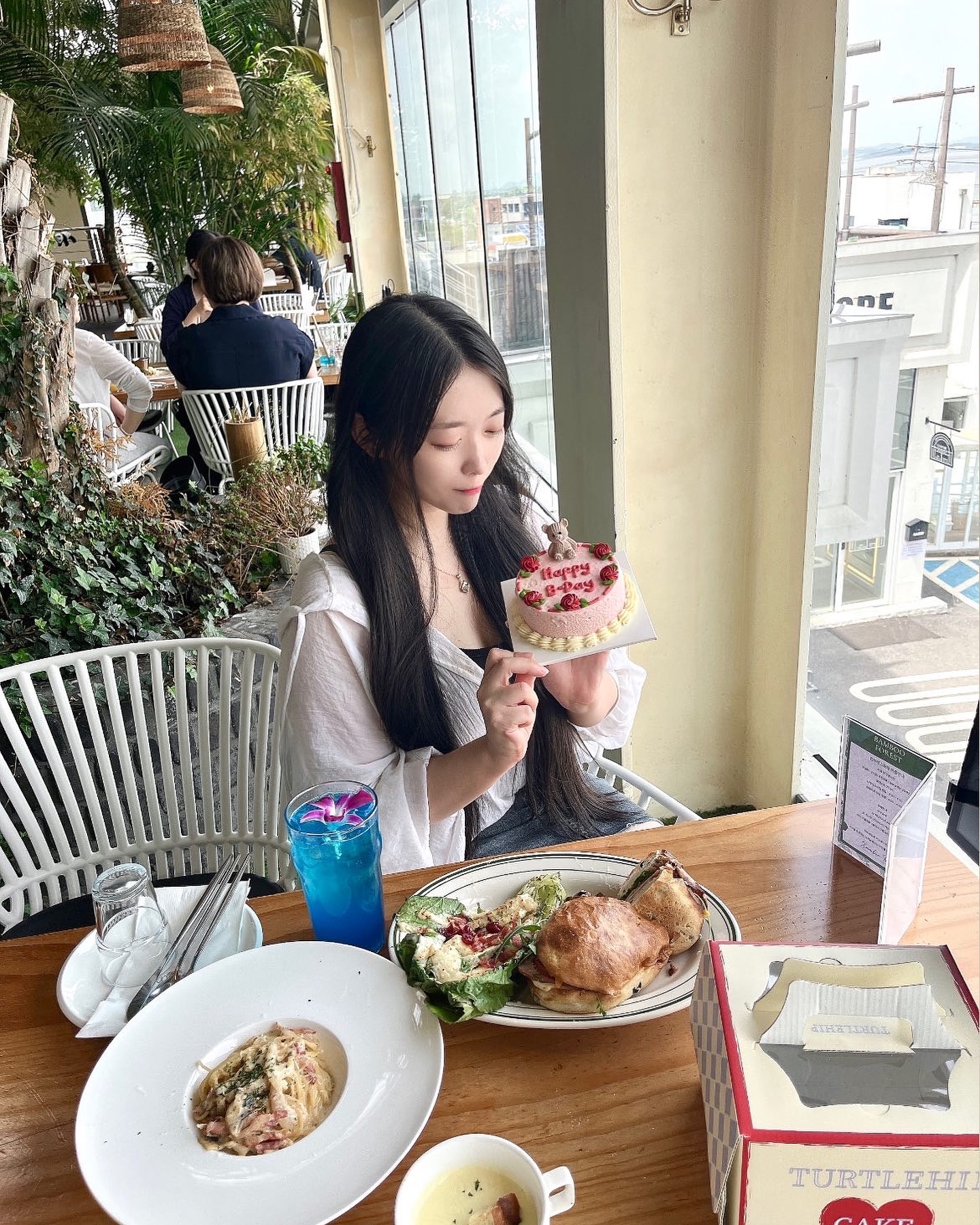 애정받고 있구나 다시 느끼는 날🥰
생일챙겨줘서 고마워용💗

#happybirthday #생일 #선물 #입생로랑 #샤넬 #로이드 #레스토랑 #맛집 #크리에이터 #바이럴 #배우 #패션디자이너 #화보 #모델 #셀피 #selfie #오오티디 #팔로우 #팔로워 #팔로미 #맞팔 #맞팔환영 #맞팔댓글 #디엠환영 #좋반 #선팔 #반사 #좋아요 #소통 #follow