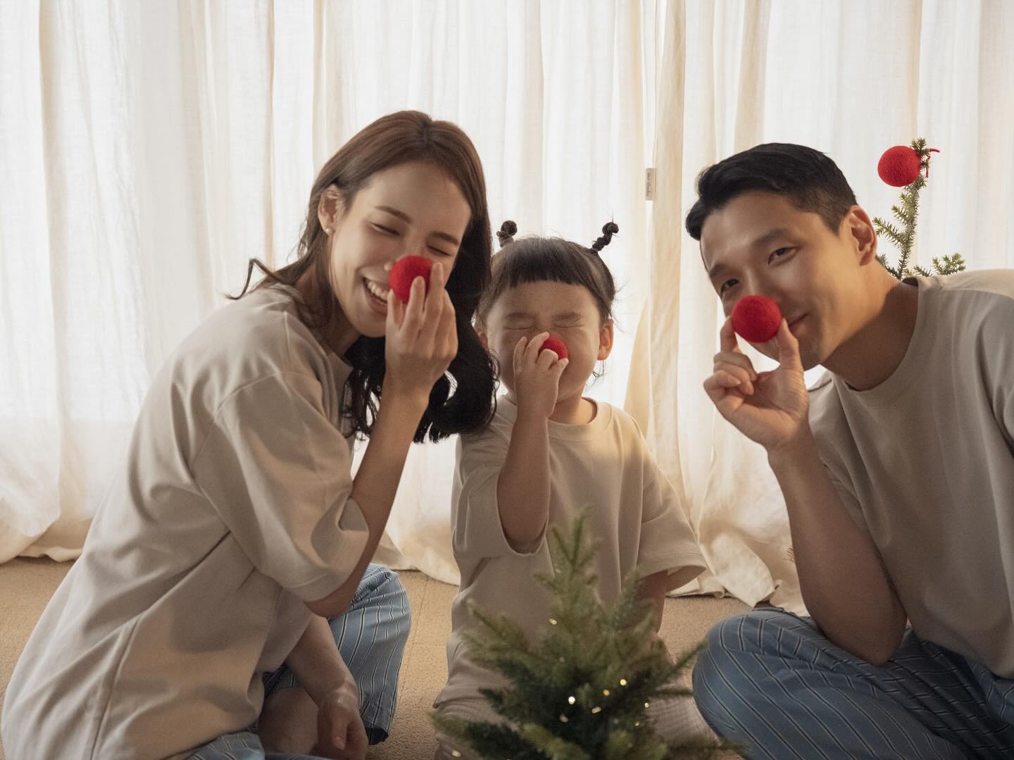 우리의 세번째 가족 사진 촬영 완료💕

고민하다가 요번에는 홈스냅 컨셉  촬영
sentence_seogyo 솔직촬영 후기와 #사진 폭풍 업데이트 예정

#가족사진#아기가족사진#메리크리스마스#미리크리스마스
#해피#우리의추억#홈스냅