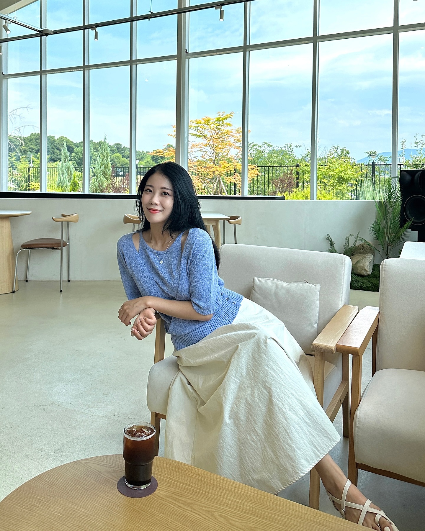 🏡
예쁜카페 오픈런 좋아하는 그녀와 🚙 💨🤍
카페 넘이뿌당 🤭
거의 두달만에 ~~ 프사도 바꿈 ^_^!
다들 프사 자주바꾸시나용? 

hunch__official #헌치 #HUNCH #레이어드니트 #반팔니트 #볼레로니트 #여친룩 #데이트룩 #여름니트 #여자여름코디 #양주카페 #양주대형카페 #문버드 #카페문버드 #양주카페추천 #패션계정맞팔 #맞팔dm