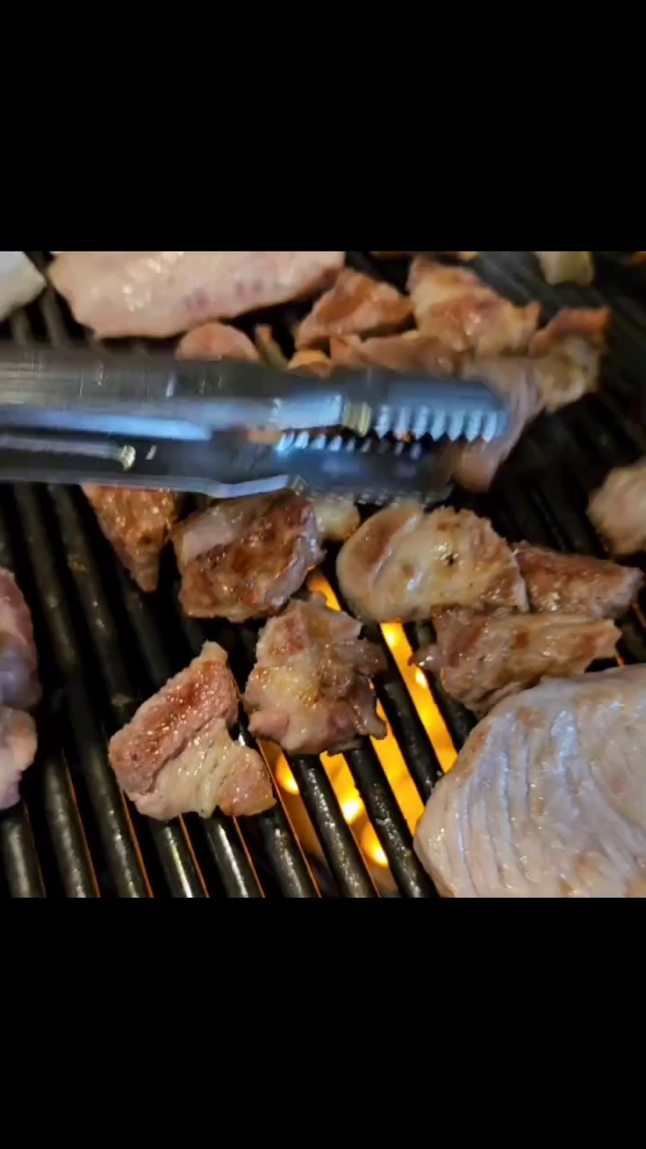 ...

중동 고기집.

장군주먹고기.

고기 퀄리티 좋음.

직원들 개친절함.

방문 재의사 1000%.

잘되는집은 역시 이유가 있음.

근데 체인점인가 전국적으로 몇개있네.

#중동맛집.
#장군주먹고기.
#항정살.
#주먹고기.
#가족모임.
#중동고기집.
#강력추천.
#내돈내산.
