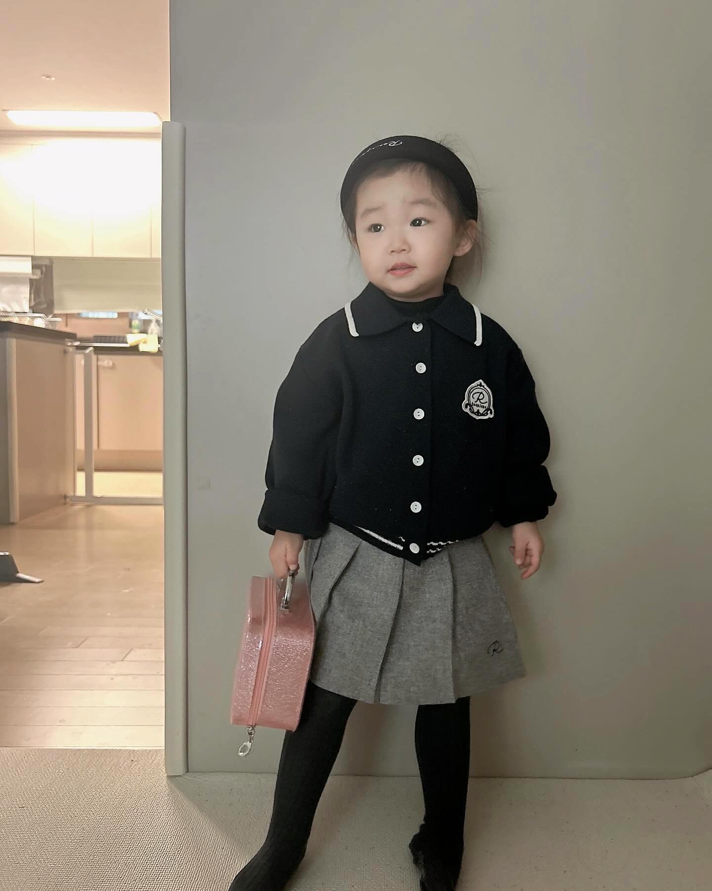 : 𝟵𝟲𝟰 𝗱𝗮𝘆𝘀
⠀
⠀
⠀
오랜만에 이모네 만난다고 신난 뚜룬이 ◡̈ 
아침부터 쯩헌이 오빠 백번은 찾은듯 ,,ㅎㅎ 
이제는 말도 통한다고 둘이서 꽁냥꽁냥 잘노는데
귀엽고 사랑스러워 쥬금 ,, ᰔ 
집에 가자고 했다가 매몰차게 거절당하고
아이스크림으로 겨우 집까지 데려왔다는 ,,👀
다음에 또 만나자 ꕀ ❤︎ 
⠀
⠀
⠀
⠀
⠀
⠀
#31개월아기#사랑둥이들#아기오오티디