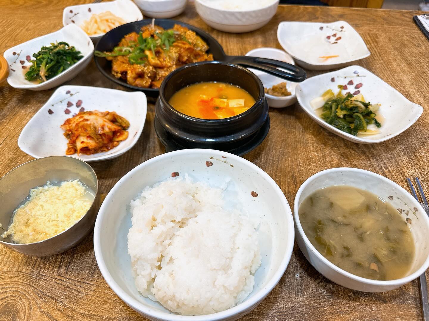 전국의 두루치기 맛집은 왜이리 많죠 ? 🥹

부산 대신동에 위치한 콩깍지 콩나물국밥 집입니다.😍😍

여기 이름은 콩나물국밥이라고 되있는데 

다들 백반 시켜드시더라구요~~

12시쯤 맞춰서 갔는데 대기 8번 ❤

대기 있다는 건 맛집 냄새 스물스물 나지요 ?🥸

여기 진짜 미쳤습니다. ❤❤

콩깍지라는 이름에서 된장찌개 맛있을 거 같은 느낌은 있었지만은

막상 먹어보니 상상 이상의 깊은 맛 ❤

약간 청국장 맛나는 된장찌개 더라구요❤❤

그리고 두루치기도 나오는데 저거 2인분 이거든요❤

근데 양도 진짜 많고 좋더라구요 🌝🌝

이미 손님이 많아서 소개시켜드리면은 더 많아 질까봐 걱정되지만은🥹🥹

안올 이유가 없죠잉🌝🌝

혹시 근처 가시면은~~

꼭 들려서 따스한 백반 한 끼 하고 가셔요~❤

🏮Tip 주차는 바로 앞 골프장 주차장에 주차하고 이용하시는게 좋을 것 같습니다.🌝

🌟주소 : 부산 서구 엄광산로 32
🌟전화번호 : 051-257-9765
🌟영업시간 : 매주 월요일 휴무

#갓생푸드_부산

#대신동 #백반맛집 #웨이팅맛집 #두루치기 #된장찌개 #콩깍지콩나물국밥 #존맛탱😋💕