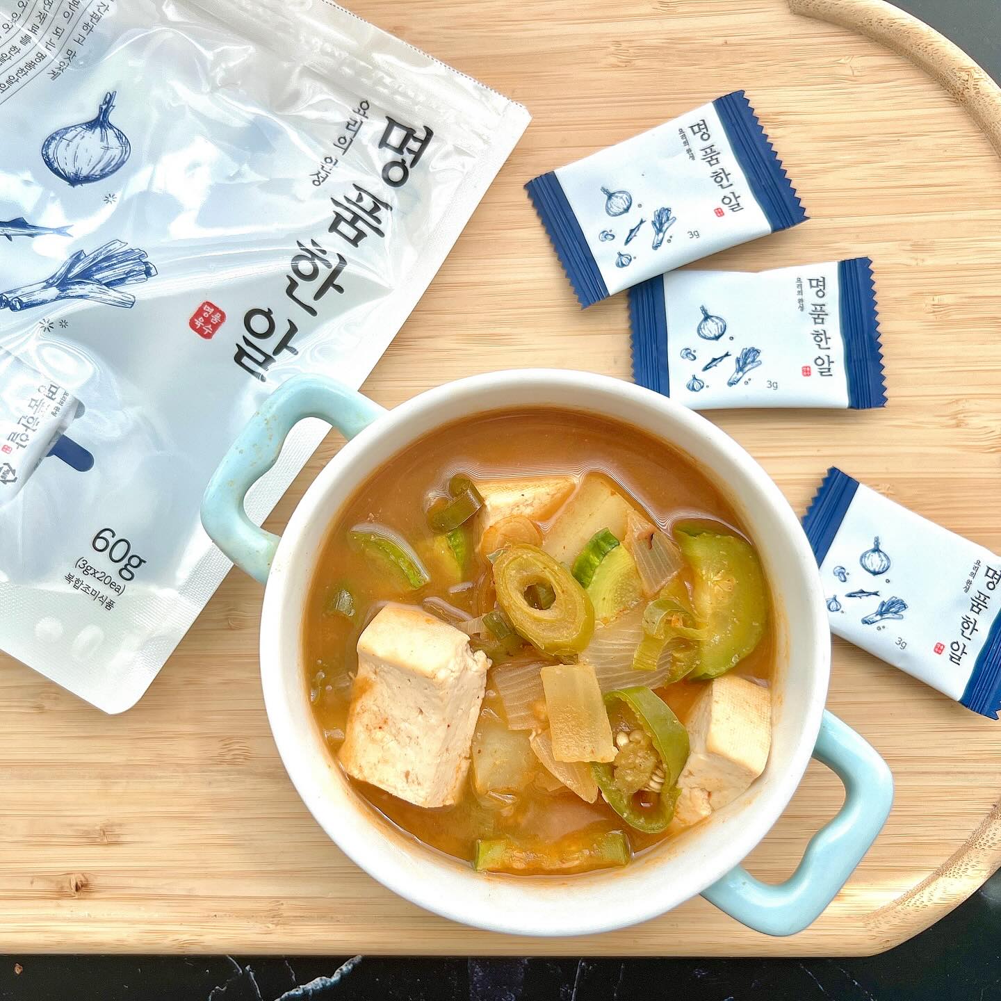 #협찬 #명품한알

국물베이스 요리를 할때 육수에 따라서 맛이 달라져요!
하지만 육수를 내는게 너무 어려워서 국물요리가 어려웠어요
하지만 이제 19가지 자연재료를 한 알에 담은 코인육수인 제이웰푸드 명품한알을 이용해서 감칠맛을 느낄 수 있는 육수를 더해줄 수 있어요

우리땅에서 자란 건강한 재료를 사용해서 만들었어요
19가지 국내산 원재료를 혼합해서 분말고체형태로 만들었어요
분말 고체로 한 알씩 개별포장되어 있어 유통기한이 2년으로 길어요~

한알씩 개별포장되어 있어서 캠핑이나 여행을 갈때 육수를 내기위해 간편하게 챙겨갈 수 있어요

다양한 국물요리에 활용할 수 있는데 그냥 맹물을 사용해서 만들었던 된장찌개에 명품한알을 더해줬어요! 감칠맛나고 더욱 진한 국물맛을 느낄 수 있었어요~

최적의 맛을 찾기 위한 4가지 건조방법으로 맛과 풍미를 살렸어요
동결건조, 열풍건조, 분무건조, 진공건조로 원재료에 따라 맞는 방법을 이용해서 풍미를 높였어요~

HACCP인증시설에서 나쁜 5가지 성분없이 천연 그대로의 맛을 살려서 국물요리에 감칠맛을 더해줄 수 있어요
간편하게 육수를 만들고 싶으신 분들이라면 사용해보세요~

구매하기 : https://smartstore.naver.com/jwellfood/products/10239600234

honeyfood_j
#명품한알 #육수 #간편 #멸치다시마 #멸치육수 #코인육수 #초간편레시피 #육수한알 #한알육수 #육수추천 #된장찌개 #된장찌개육수 #간단육수만들기 #육수만들기 #냠냠 #맛있다 #된장찌개만들기