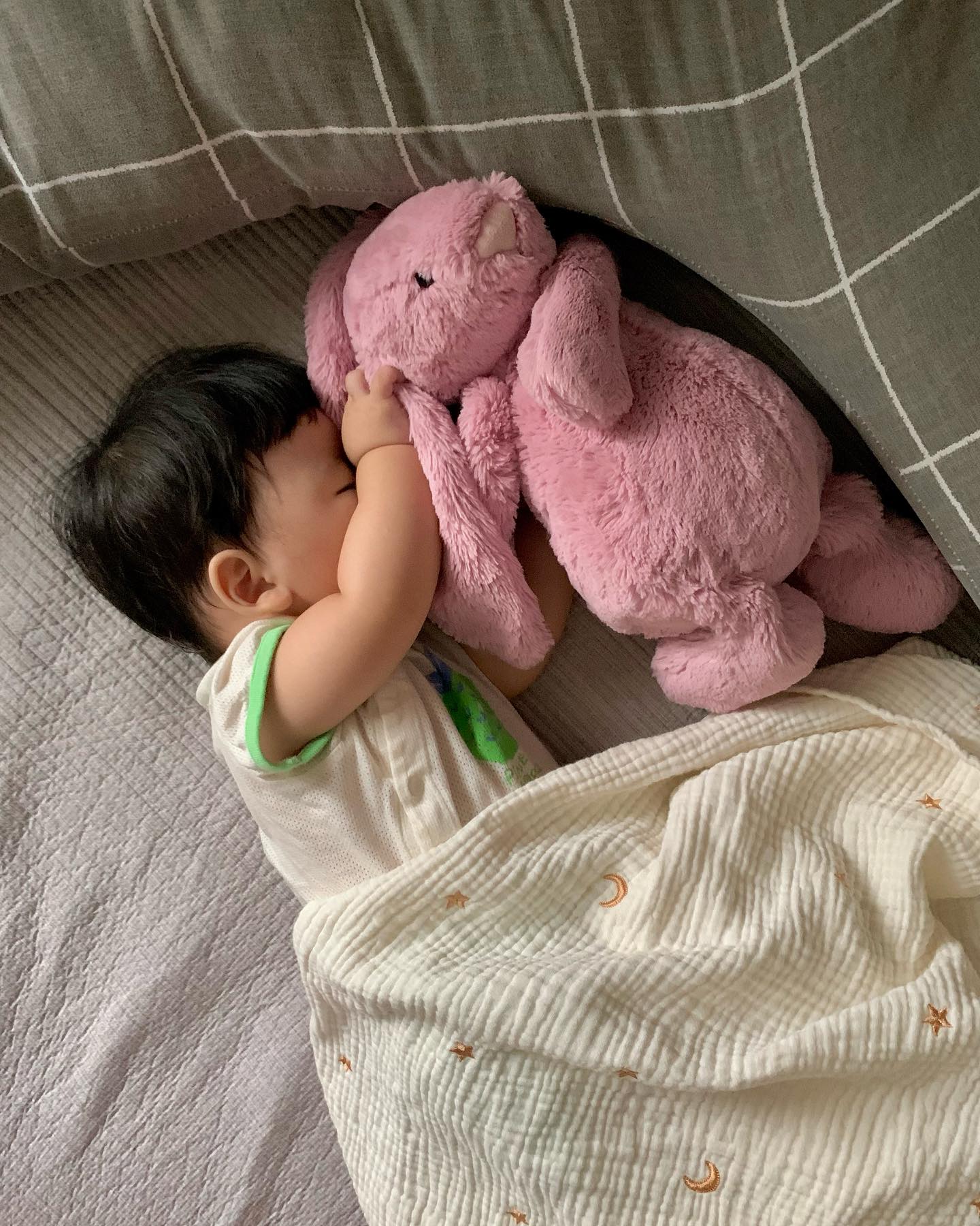 처음으로 토토 꼭 잡고 자네☺️

잘때 엄빠 옷자락 잡거나 옷에 얼굴 비비며 자기에
토토한테 애착형성 되길 바라며
항상 옆에 재우고 까꿍놀이하고 
부드러운 토토 귀로 얼굴 살살 비벼주니
조금씩 만지며 놀더니
오늘은 처음으로 꼭 잡고 잔다
이게 뭐라고 이리 귀여운지..❤️

앞으로 토토랑 꼭 붙어서 자려므나🤗
.
.
.
.
.
.
.
#279days#9개월아기
#애착인형