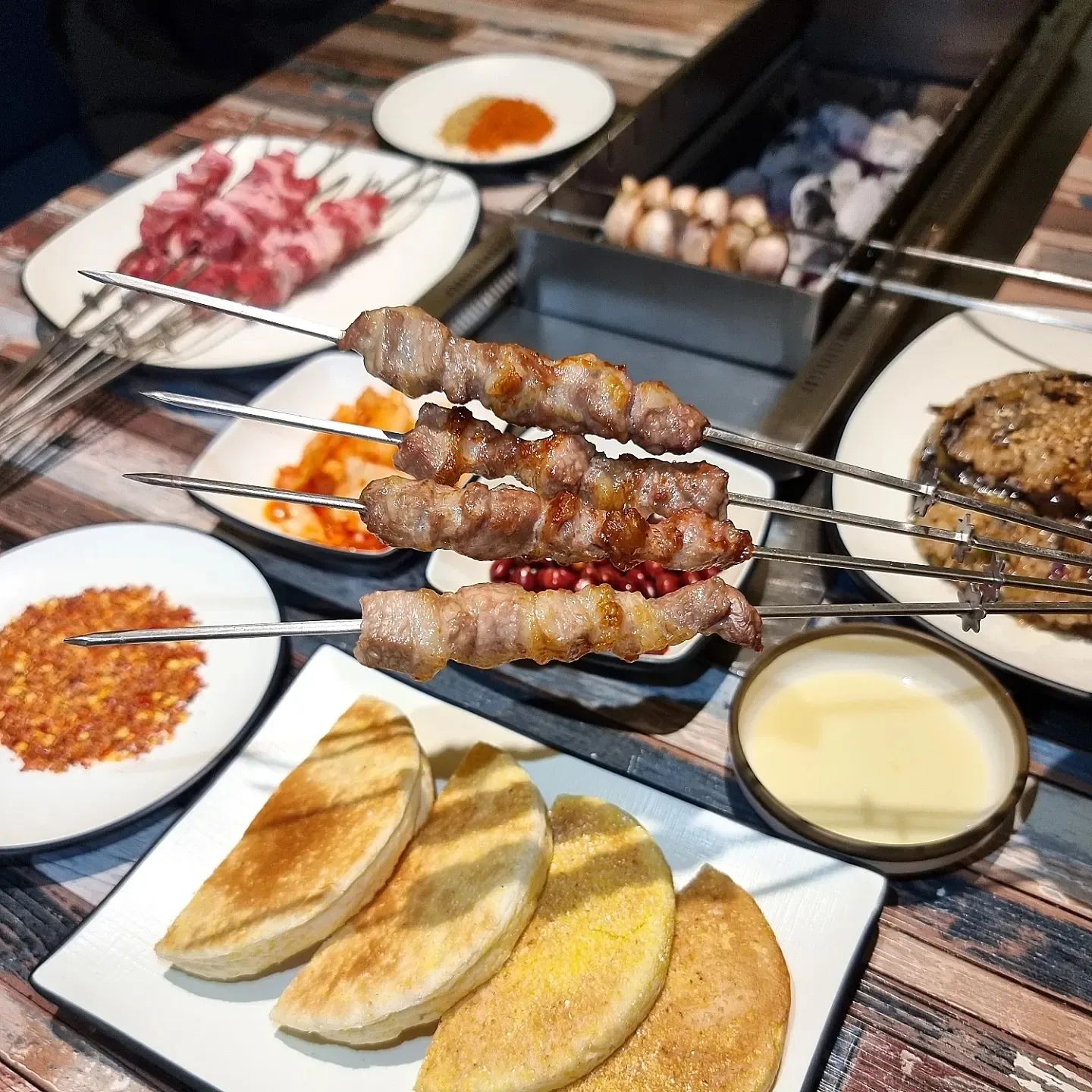 《 대림동 초원양꼬치 》 

대림동에는 중국식 음식점이나 상점이 정말 많다.
양꼬치집은 몇 집 건너면 하나씩 보일정도로 많은데
그중 제일 깔끔해보이는 곳으로 들어갔다. 

15년째 운영하시다가 바로 얼마전에 이전해서
매장이 정말 깔~끔하다.
오픈된 룸 타입의 테이블에 앉으니 프라이빗해서 좋다. 

120시간 숙성한양고기를 사용하고,
합성조미료를 전혀 넣지 않는다더니
양고기 누린내 냄새가 하나도 안난다. 

가지볶음밥과 냉면도 주문하니
서비스로 주시는 빵구이 진짜 뭐야뭐야~
연유에 찍어먹는 잉글리쉬머핀처럼 생긴 이 빵
너무 맛있어서 4개 다 내가 먹었다. 

깔끔한 곳에서 먹으니 더 좋다. 맛도 있고~
.
.
.
#초원양꼬치 #대림맛집