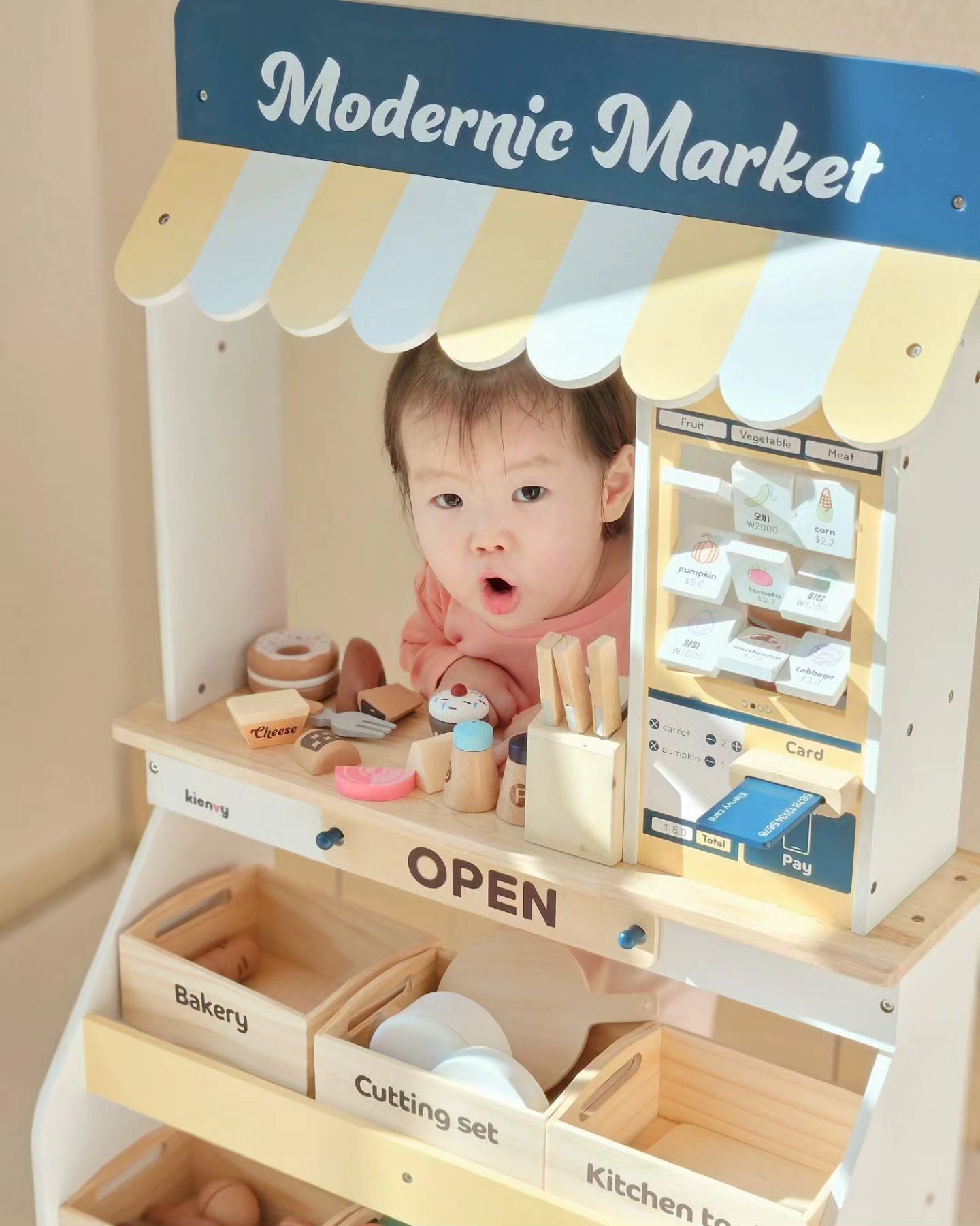 #협찬

소이네 마켓으로 구경 오세요🛒

소이네 집에 키앤비 모더닉 마켓놀이가 
크리스마스선물처럼 도착했어요
추가 구성인 모더닉 소꿉놀이 6종세트까지 함께🎁

집에 다른 과일 원목 자르기가 있긴 했는데
자석력이 약해서 그런지 소이가 시큰둥했는데
모더닉 소꿉놀이는 자석력이 
아기가 놀기에 딱 적당해서
소이가 자르면서 노는 맛을 제대로 알아버렸어요

트렌디에 맞게 키오스크도 있고
카드 & 페이로 물건을 계산할 수도 있어서
마트에서 장 보는 역할놀이도 실감 나게 할 수 있었어요
 

다양한 소품을 가지고 놀면서 소근육도 발달하고
역할놀이를 하면 상상력, 창의력 향상에도
도움이 된다고 해요

무엇보다 소이가 좋아하고 함께 놀다 보니깐
시간이 너무 잘 가는 거 있죠~! 당분간 
주말 독박육아가 와도
문제 없을 거 같아요 ㅋㅋㅋ

감성 가득 역할놀이 키앤비 모더닉 마켓놀이
크리스마스 선물로 어떠세요🎅🎄

todolibro_kr

#키앤비#모더닉마켓놀이#소꿉놀이
#역할놀이#크리스마스선물