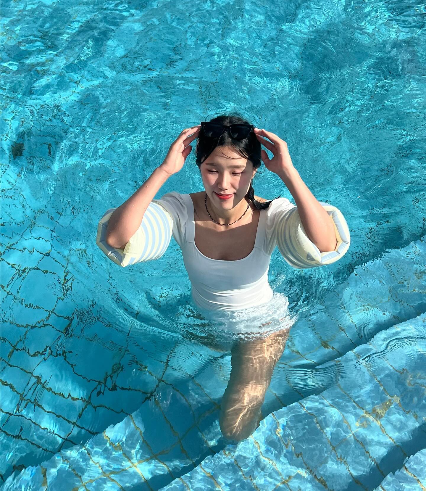 물놀이를 3번하니까 자연적 태닝중 🌞☀️
가족여행 오랜만에 비안와서 즐거워따 🩵
.
.
#ootd #selfie #instagood #outfit #fashion #daily #dailylook #f4f #like4like #followme #instadaily #통영 #통영숙소 #통영맛집 #통영가볼만한곳 #여름휴가 #가족여행 #통영풀빌라 #통영원탑풀빌라 #행복 #부산여행 #물놀이 #태닝하는여자 #얼스타그램 #수영복코디 #풀빌라추천 #가족풀빌라 #휴가