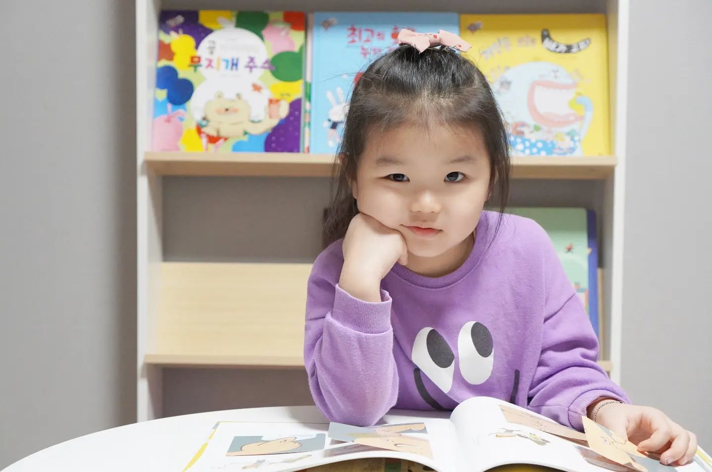 #제품제공 #다독다독과학전집

애봉이가 오늘 골라본 책은 피부의 역할에 대해서 알아볼 수 있는 '뭉클이의 위험한 모험'
더듬더듬 글씨를 읽을 수 있는 애봉이는 그림과 제목으로 맘에 드는 책을 고르는 중 :)

피부가 없어서 흐느적거리는 뭉클이 등장!!
피부가 있는 만득이와 함께 뭉클이의 피부를 만들기 위해서 세상 끝에 있는 마법사를 찾아 모험을 떠나는 이야기,.

피부가 왜 필요한지 직접적으로 알려주고 있진 않지만 아이들이 좋아할 만한 재미있는 스토리로 집중해서 이야기를 듣게되는 마법 :)

#신간전집 #다산어린이 #유아과학전집 #유아전집추천 #과학전집 #호기심해결 #호기심과학 #과학전집추천 #다독다독과학 #유아책놀이 #유아과학 #호기심과학 #입체과학