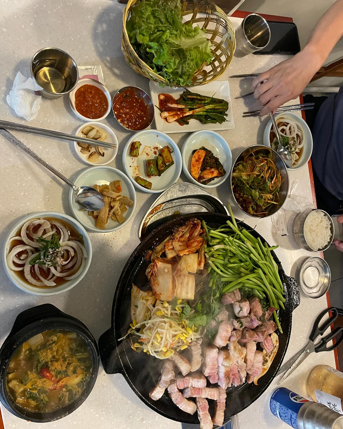 블로그쓰기 싫어서 올만에 피드 업뎃

📍샘골로
김치도 된장찌개도 음식 하나하나 찐인 
솥뚜껑삼겹살 맛집

최근 먹었던 삼겹살중 단연 최고였던 곳
기본 3인분이라 살짝 맘상할뻔했는데
김치 밥 마니아로서는 최고 맛집

총각김치 파김치 갓김치 오이김치 배추김치 
무료 리필해주시고 무조건 재방문의사 100% 였던 곳

#내돈내산 #안산샘골로 #샘골로 #안산맛집 #rg커플맛집 #안산삼겹살