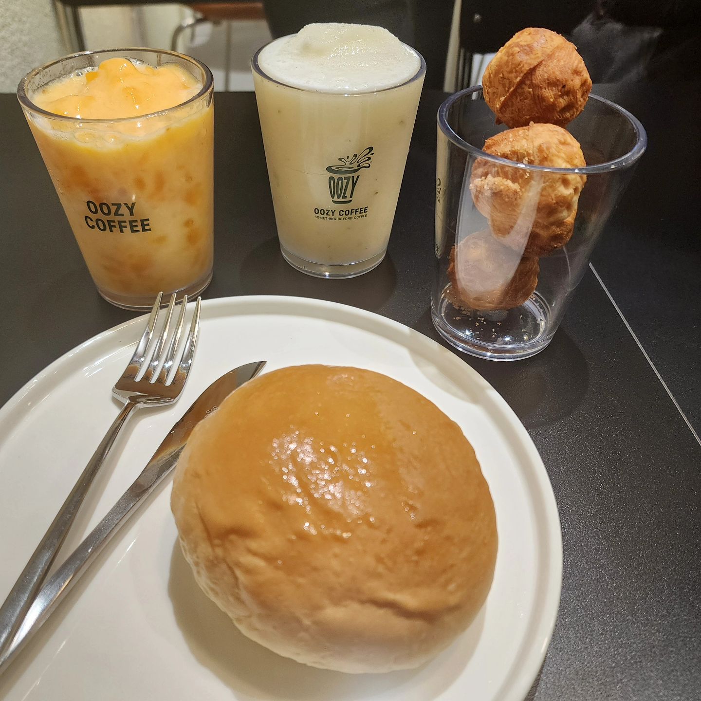 #협찬
맛과 가격 모두 좋아서 자주 찾는 충북도청앞 커피숍!
우지커피 가을 신상 음료 #쫀득아이스홍시
쫀득한 홍시 과육이 그대로 살아있는 디저트처럼 즐기는 아이스홍시
인데 이거 진짜 너무 맛있어요 ㅎㅎㅎ
이 달콤한 어쩔꺼야~~~
#꿀배청귤슬러시 는 어제 한잔 한 남편의 해장음료!!!
배의 은은한 단맛에 청귤의 쌉싸름한 맛과 향이 더해져
가을에 즐기기 좋은 배 슬러시! 해장으로 딱 좋은 슬러시 임돠 ㅎㅎ
#달달고구마크림빵 은 달콤묵직한 고구마생크림이 가득!
한입 베어물면 고구마 향이 퍼지는 크림빵이네용 ㅎㅎㅎ
개인적으로는 #바삭츄러스호두과자 이거 강추입니다!!
페스트리 호두과자에 시나몬슈가를 묻혀 달콤함까지 더한 우지커피만의 시그니처 호두과자 이건 꼭 드세용 ㅎㅎ
다양한 메뉴를 착한 가격에 즐길 수 있는
#청주우지커피 #청주시내커피배달 은 요기로 해주세용!!
매장도 이쁘고 깨끗해서 매장에서 먹어도 좋궁 ㅎㅎ
테이크아웃도 좋아용 ㅎㅎㅎ
우지커피 청주성안길점 : 충북 청주시 상당구 상당로 75 1층
전화번호 0507-2085-3281
.
#우지커피 #우지커피콜라보 #민들레마음 #신메뉴 #신상음료 #카페 #청주커피 #청주커피맛집 #청주성안길커피 #청주시내커피 #청주맛집 #맛스타그램 #먹스타그램