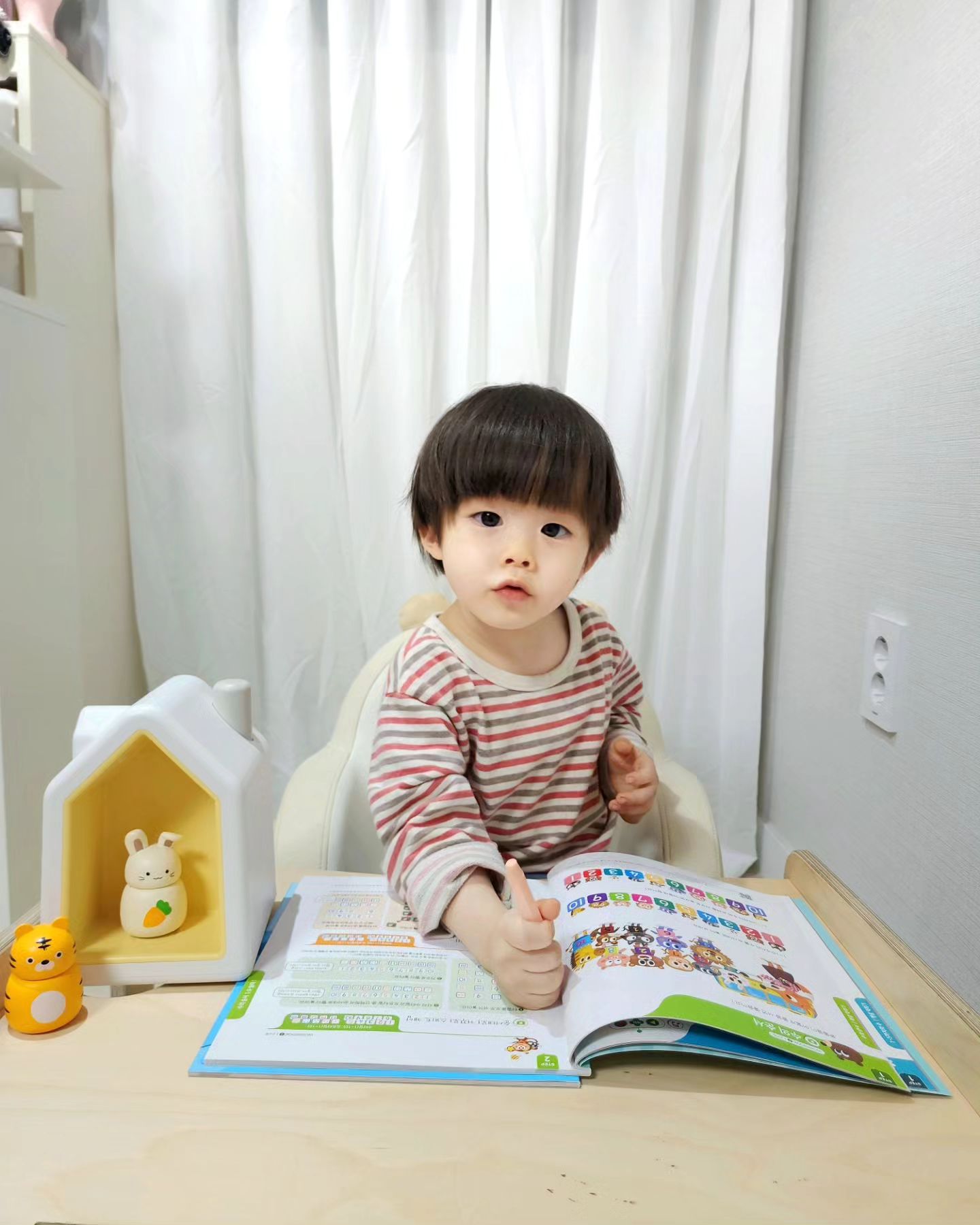 엄마표책육아_ 재미있는 교구로~ 
웃으면서 학습할래요~

지루하거나, 어렵지 않게 
영유아수학에 접근하는게 중요하죠~ 

예준이는 숫자쓰기부터 다양한 모양에
대해 즐겁게 배우네요~ 

학습지 구성을 따라가다보면,
문제풀이하면서 수학공부는 기본이고,
한글공부랑 영어공부도 되더라구요 

동화책까지 보다보면 시간가는 줄 모르는
홈스쿨링이 되죠! 

5살 유아교육도 엄마표수학으로 
놀면서 배워보아요~ 
.
.
#유료광고 #광고_ #유아수학 #유아수학교육 #책육아 #책육아예준맘 #유아교구 #토탈플래티넘