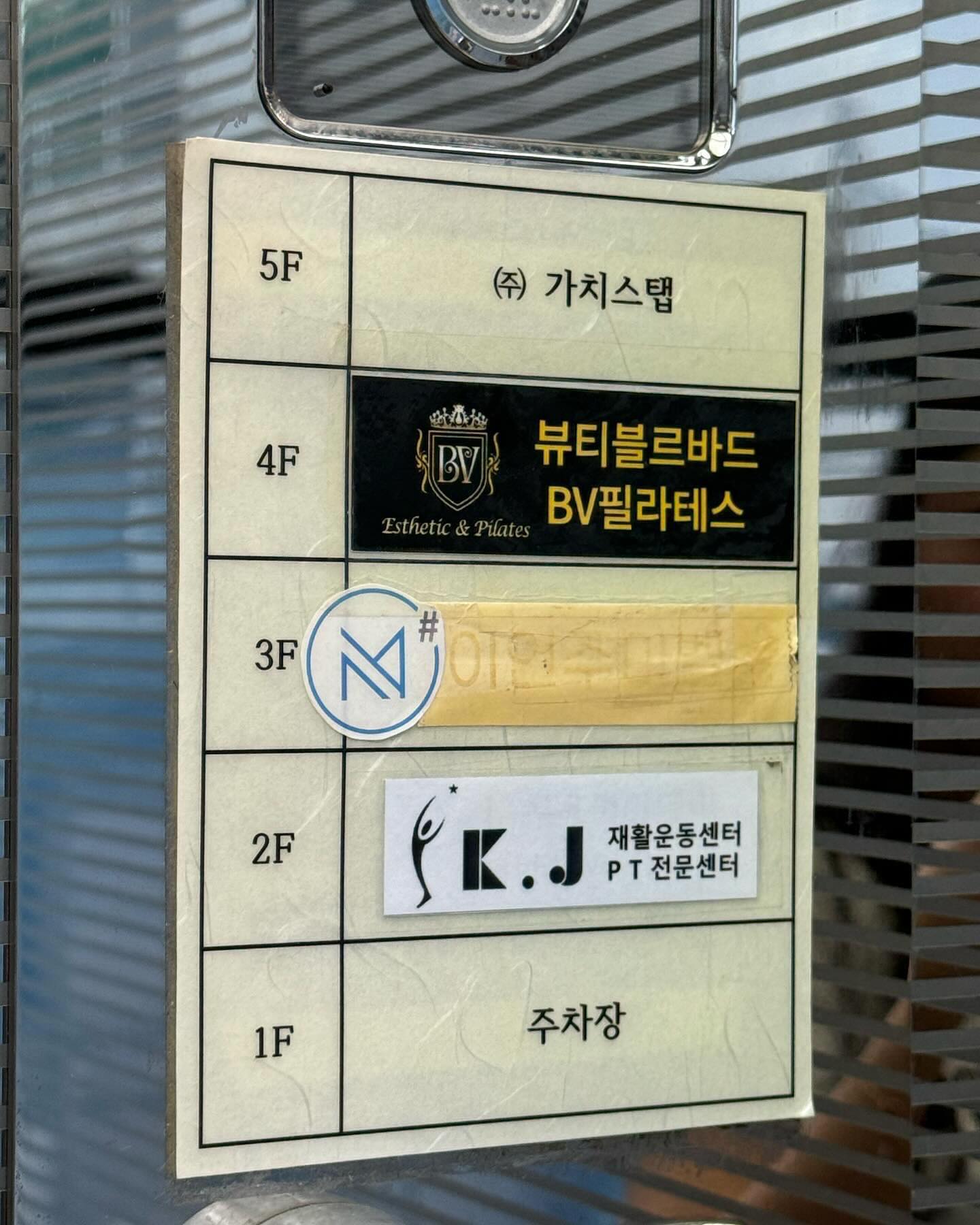 1:1 프라이빗한 팔라테스 받을 수 있는 청담동필라테스, 청담비브이필라테스!
국내 최초 필라테스와 에스테틱을 동시에 받을 수 있는 곳이라 가보았어요!
특히 좋았던건 프라이빗한 개인레슨이라는점!
체형에 맞게 교정 잘 해주시고 웃는 얼굴로 빡세게 알려주신답니다ㅋㅋㅋㅋ
.
.
.
.
👉🏻7월 필라테스&등관리 이벤트👈🏻
👉🏻1대1개인레슨 최대50%할인👈🏻
👉🏻선착순 20명 마감시까지👈🏻
👉🏻상담문의는 bvpilates0718👈🏻
.
.
.
.

 
#비브이필라테스 #청담비브이필라테스 #유현식대표 #올인원관리 #강남필라테스 #청담필라테스 #일대일필라테스 #기구필라테스 #체형교정필라테스 #재활필라테스 #산전필라테스 #산후필라테스 #골프필라테스 #웨딩케어필라테스 #키즈필라테스 #연예인필라테스 #관리하는여자 #운동하는여자 #필라테스맛집